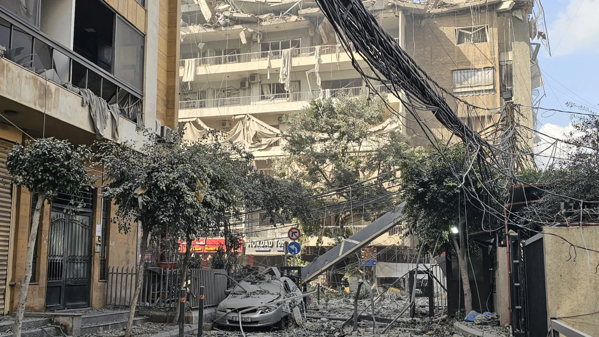 
                    Israel lança grande ataque em Beirute e amplia evacuações no sul do país
                