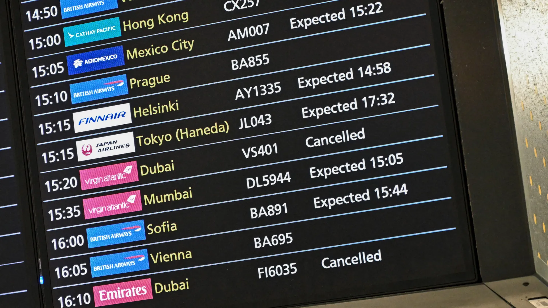 Aeroporto do Dubai retoma "parcialmente" a atividade