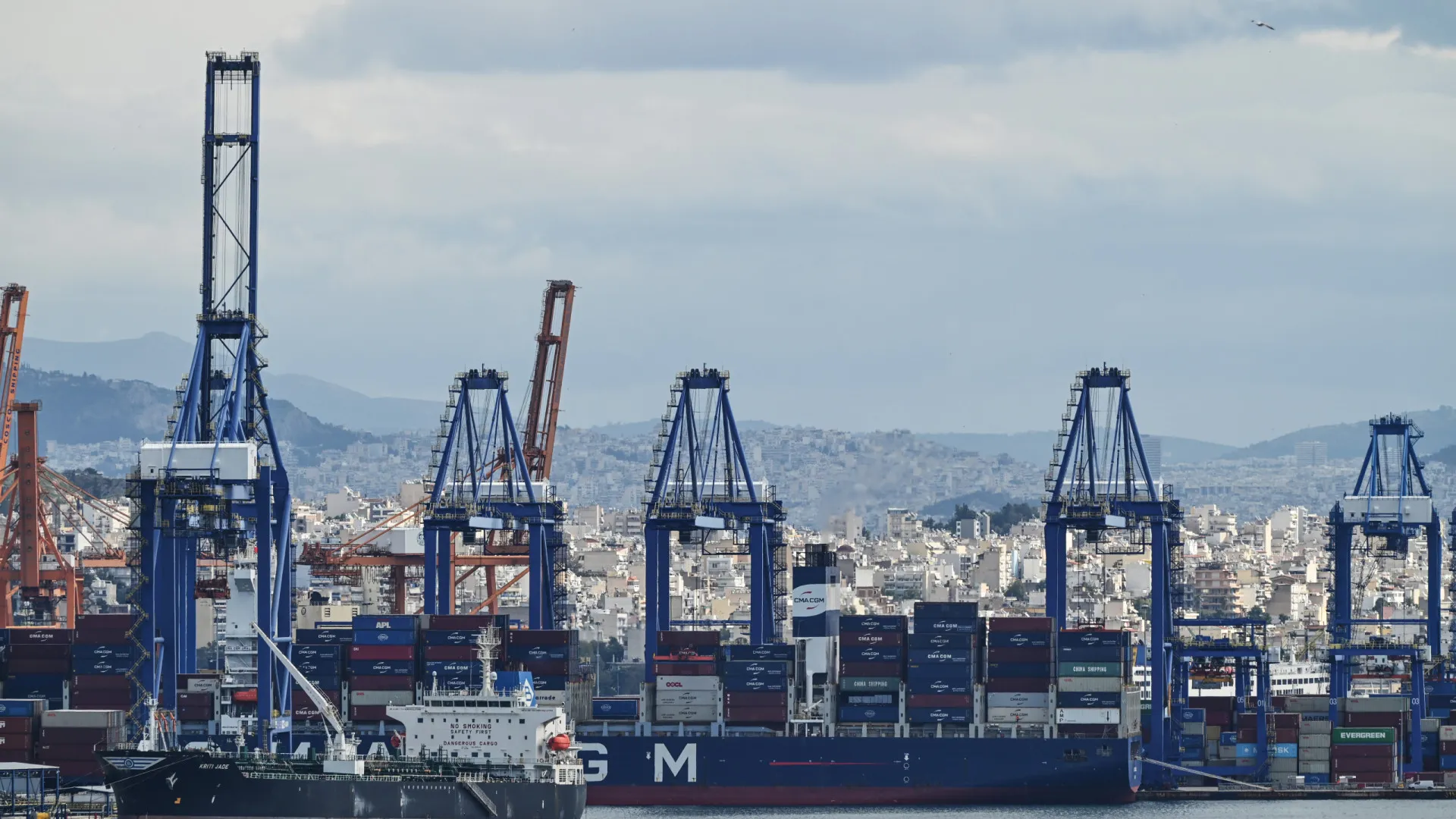 Cosco prevê "algum impacto" da guerra em terminal em Abu Dhabi