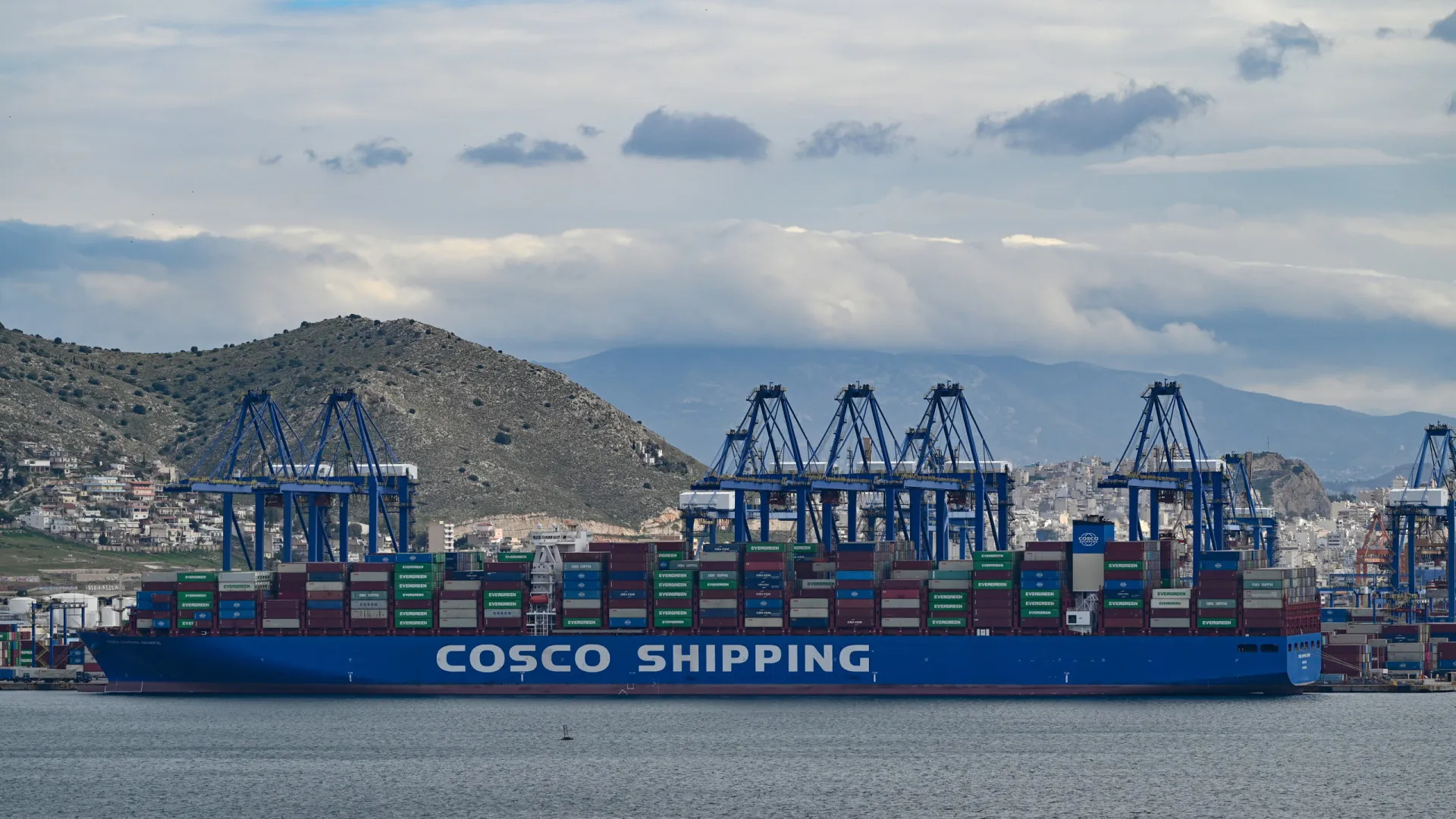 
                    Empresa chinesa Cosco suspende operações num porto do Canal do Panamá
                