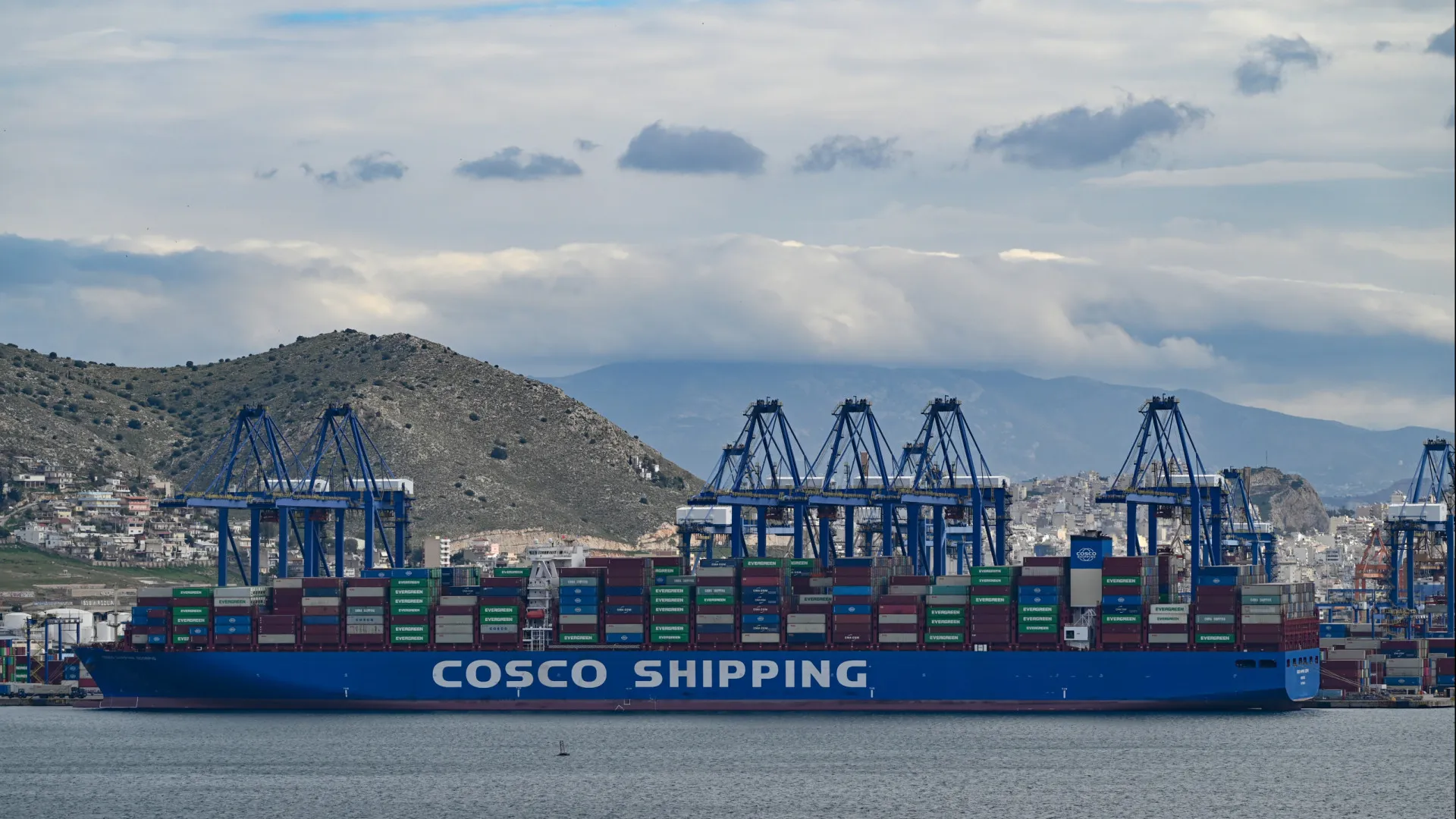 Empresa de transporte Cosco suspende novas reservas no Golfo Pérsico