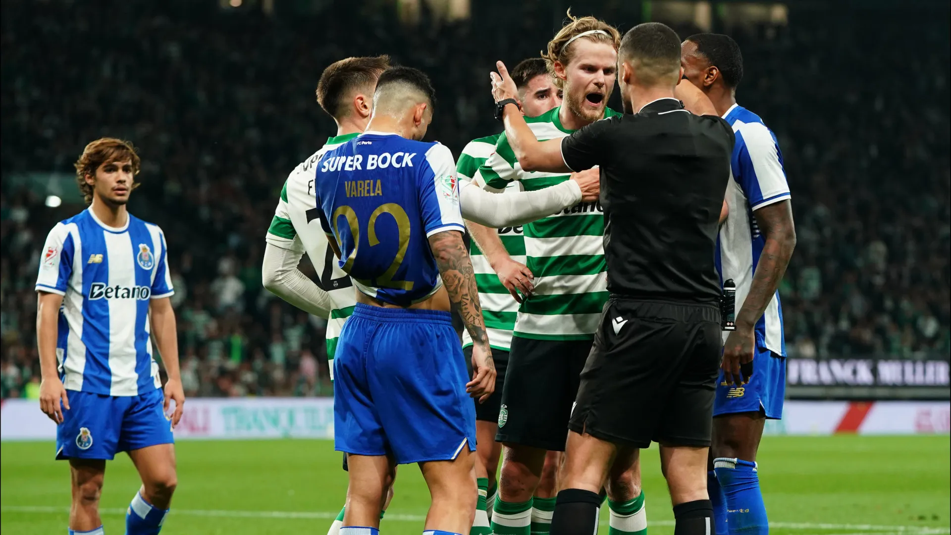 
                    Sporting-FC Porto e Clássico na Luz com notas opostas na arbitragem 
                