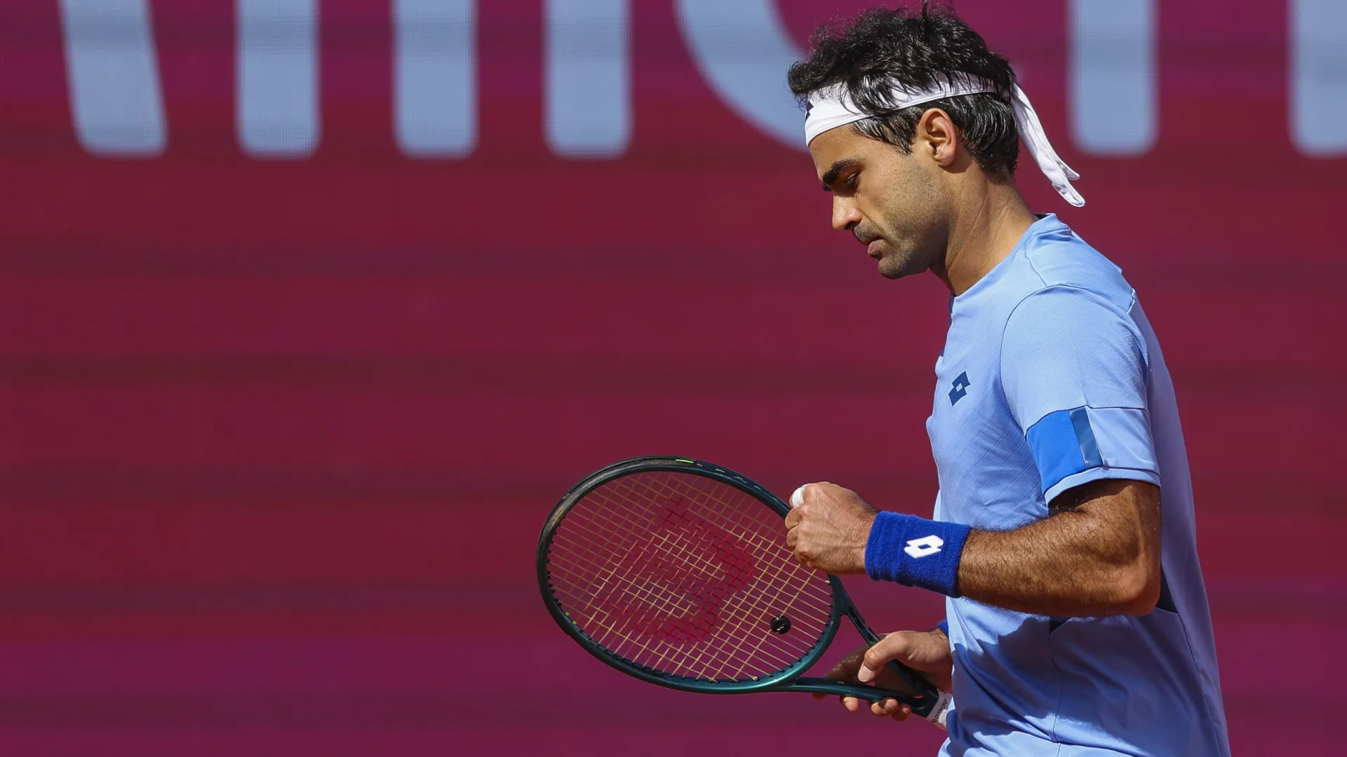 Frederico Silva aguarda avião fretado pela ATP para sair dos Emirados