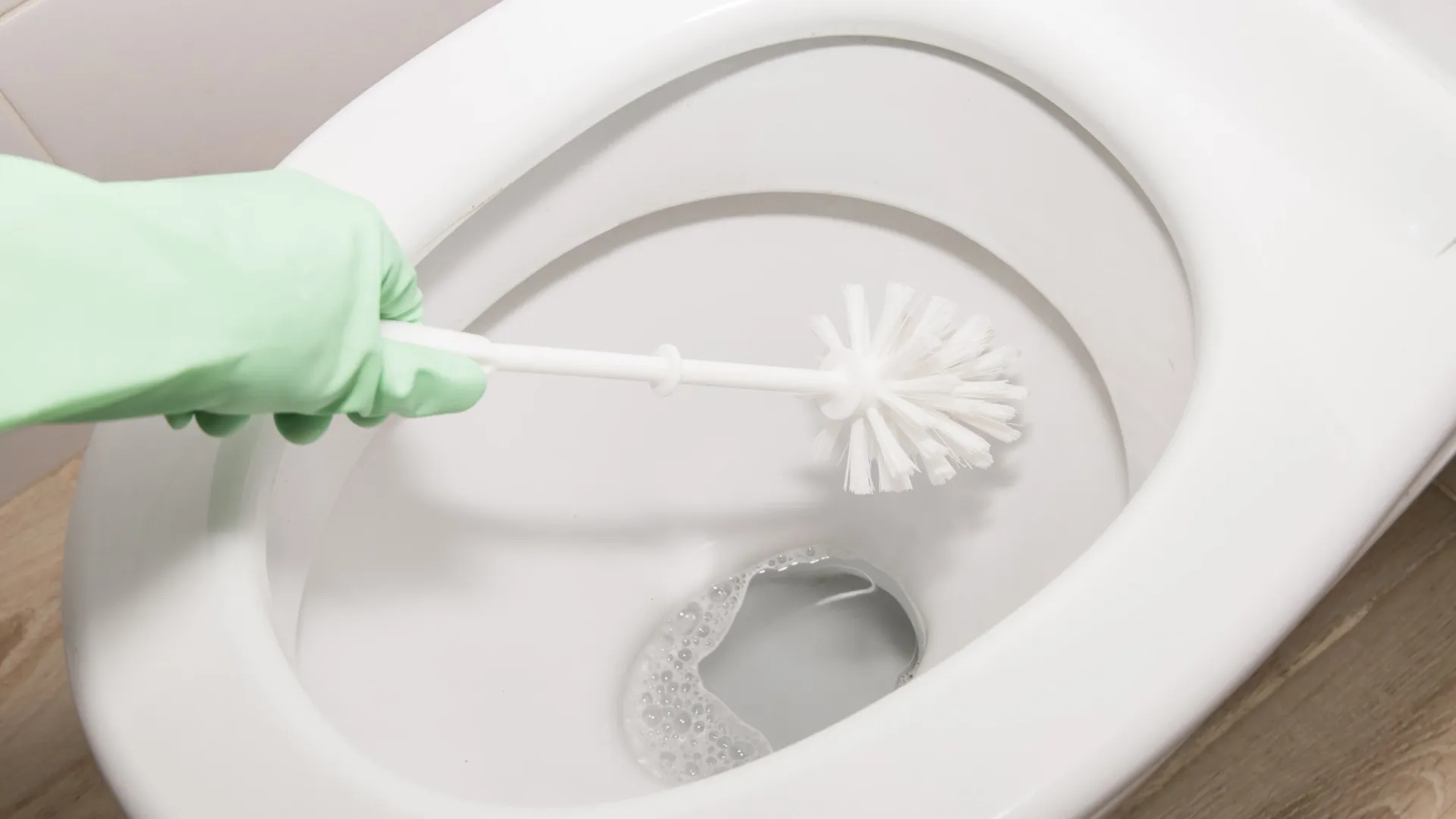 
                    Como limpar a sanita e acabar com as terríveis manchas
                