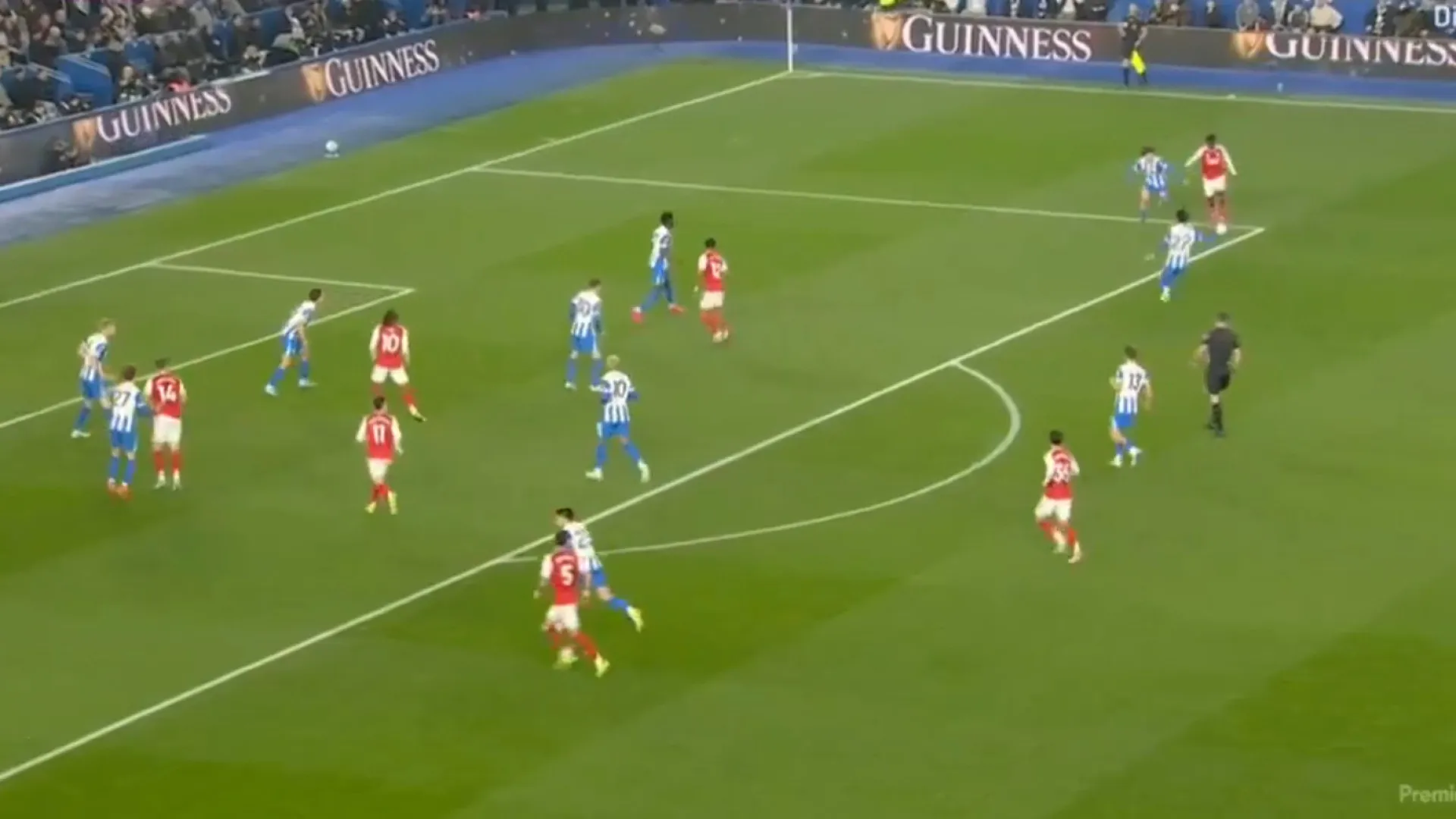 Isto aconteceu? Saka faz golaço e deixa guarda-redes mal na fotografia