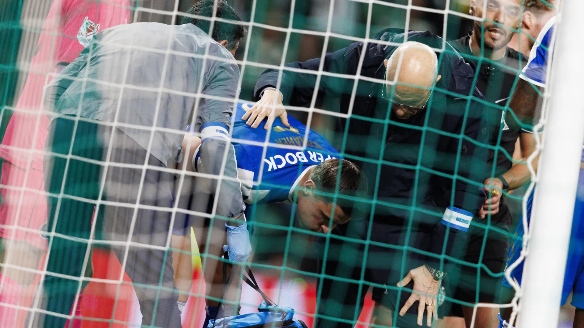 Boas notícias para Farioli. Bednarek sem fratura e em equação para a Luz