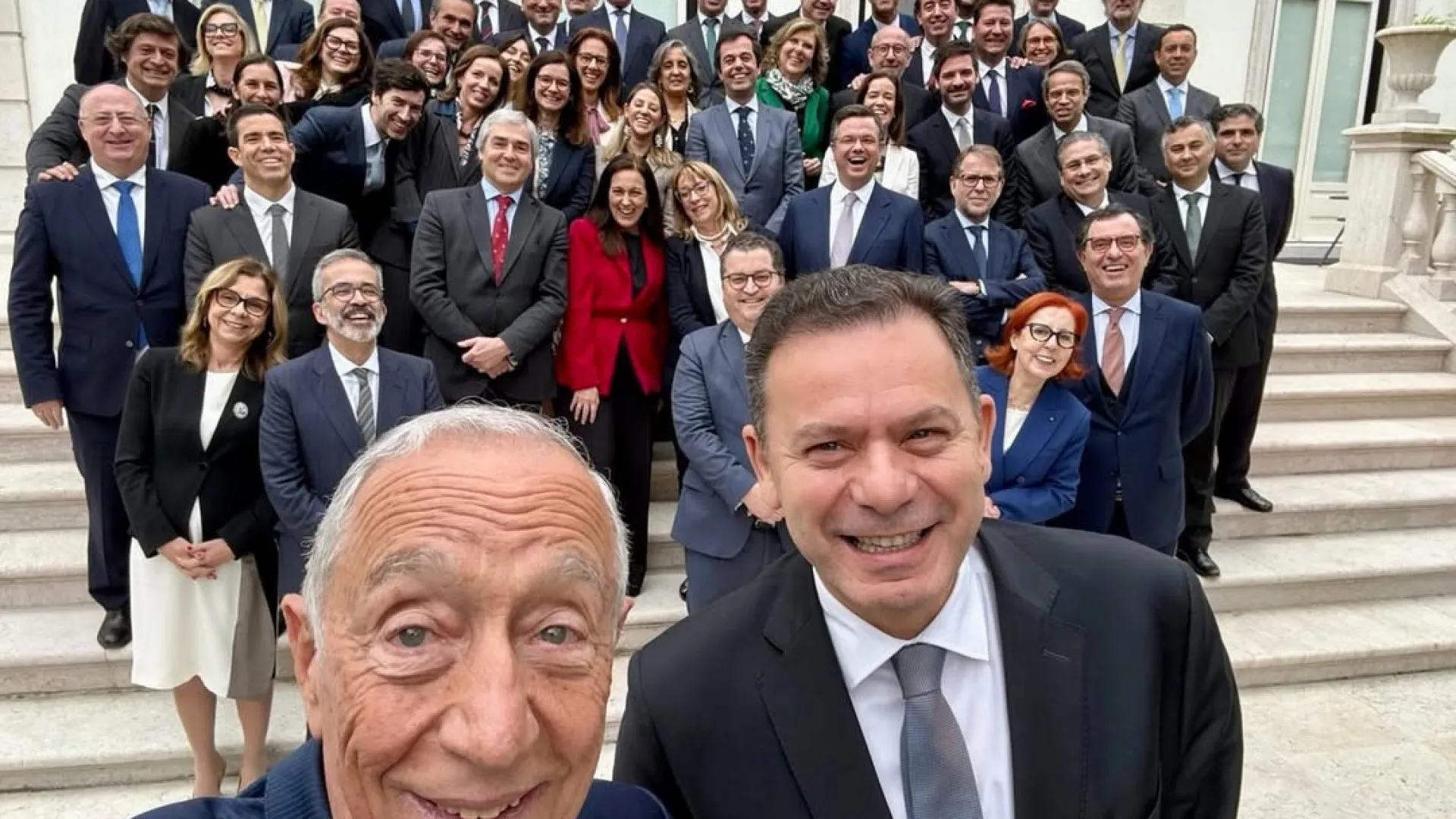 
                    Dez anos depois: Eis a última 'marcelfie' de Marcelo com o Governo
                