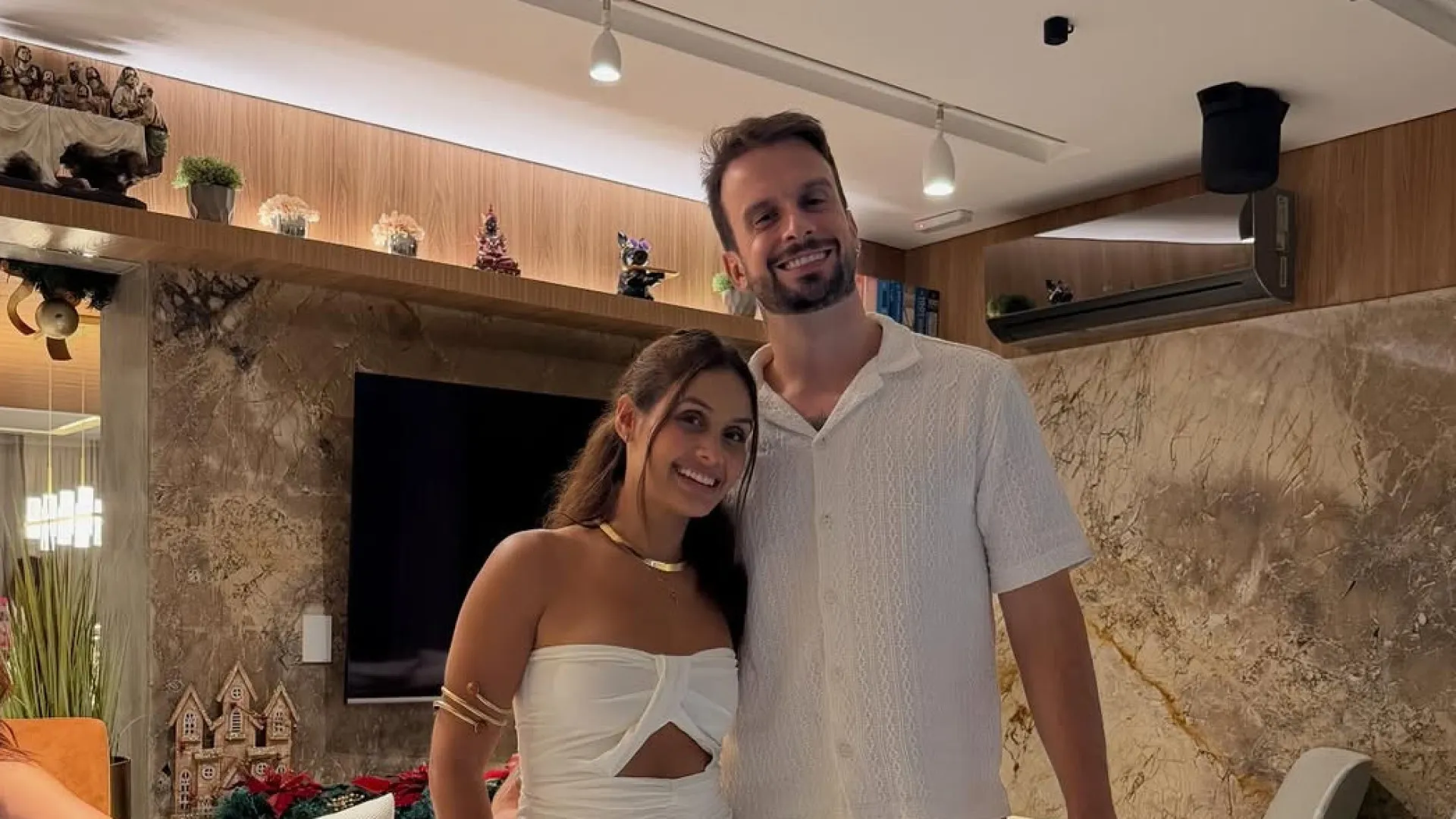 
                    Após anunciar noivado, Larissa Teófilo está grávida pela primeira vez
                