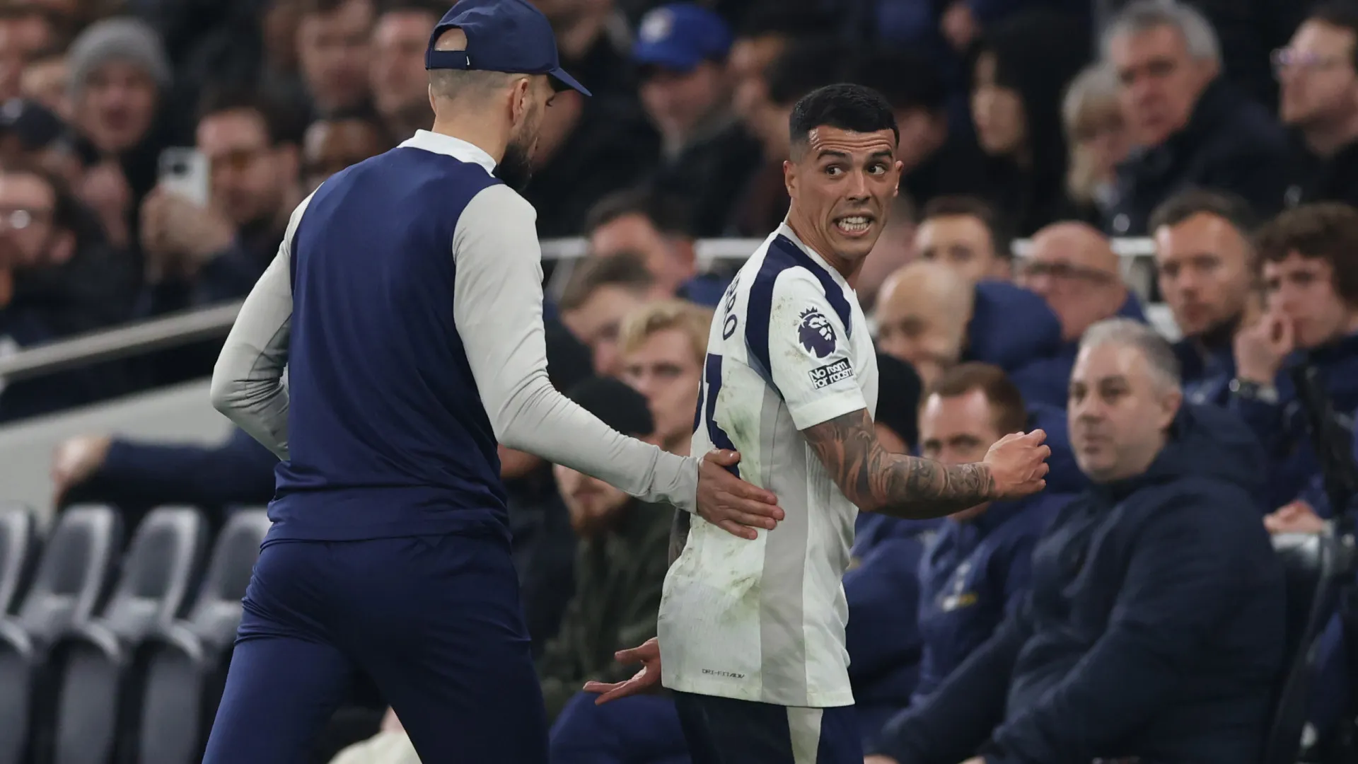 
                    Descalabro total. Tottenham perde e fica à mercê de dupla portuguesa
                