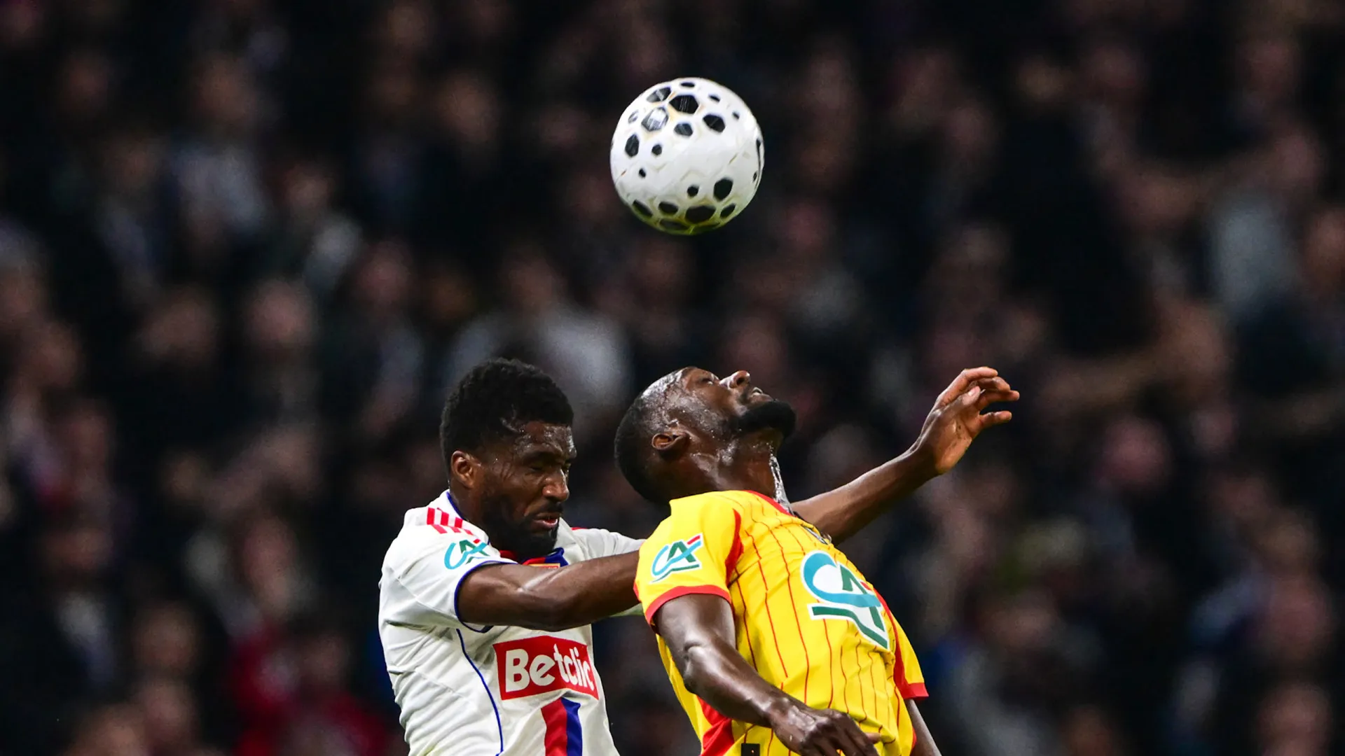 
                    Paulo Fonseca azarado. Lyon desperdiça penálti e é eliminado pelo Lens  
                