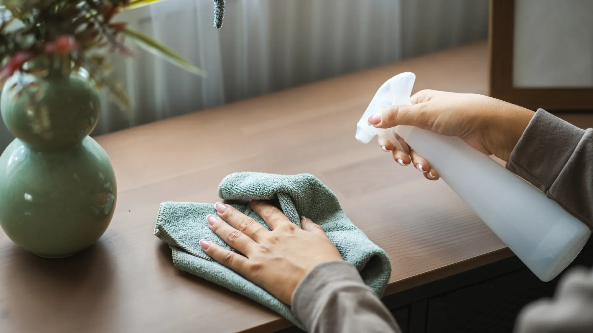 
                    Solução inesperada com 2 ingredientes elimina fungos e desinfeta a casa
                