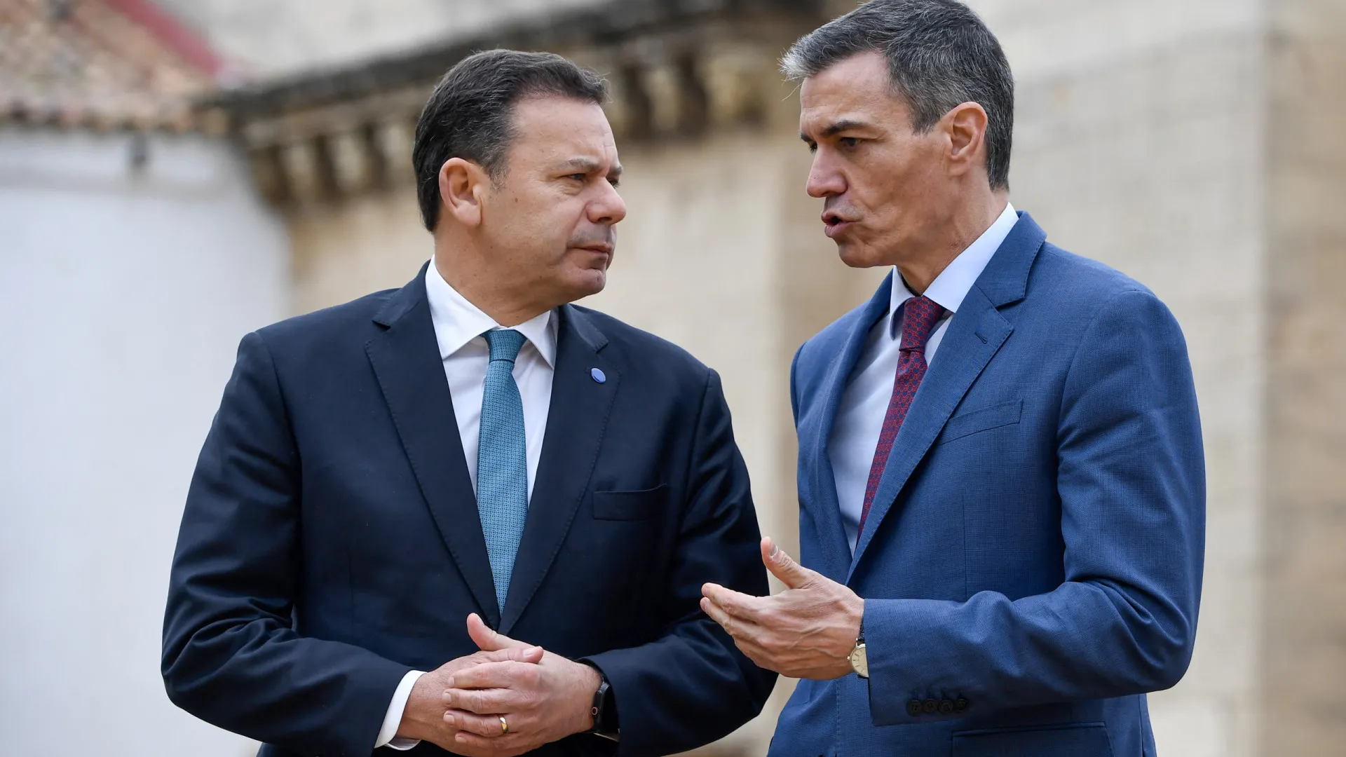 
                    Guerra? Lado a lado, Sánchez fala em 