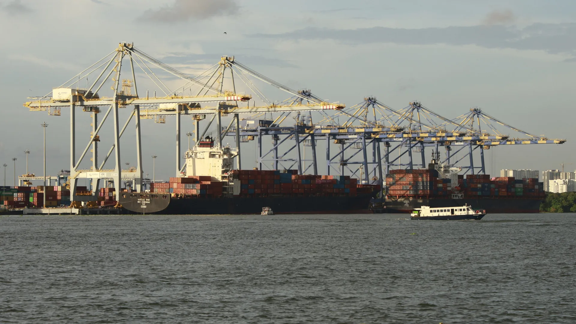 
                    Navio de guerra iraniano atraca no porto indiano de Kochi
                