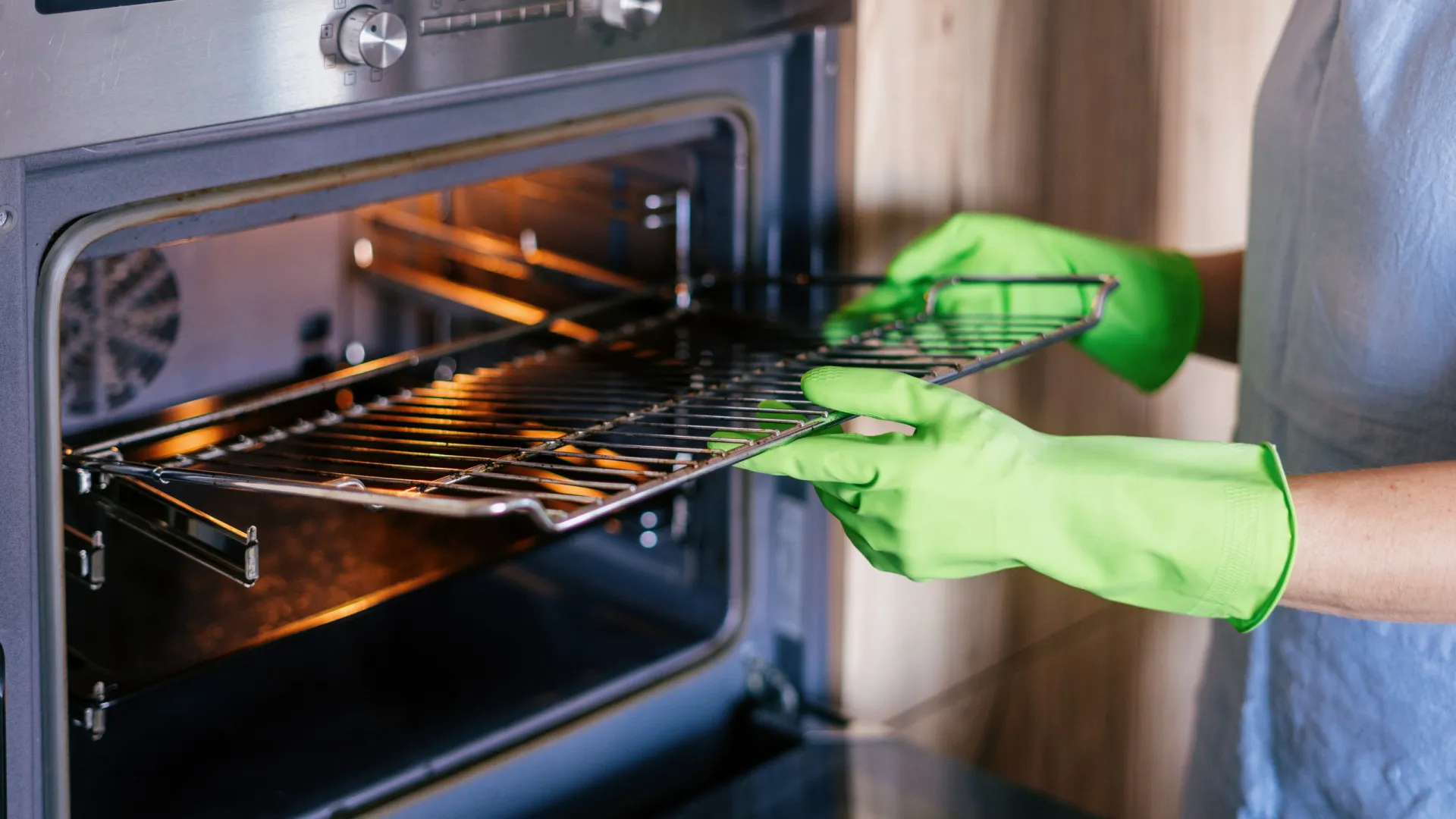 
                    Não precisar de esfregar horas… Como limpar as grelhas do forno
                