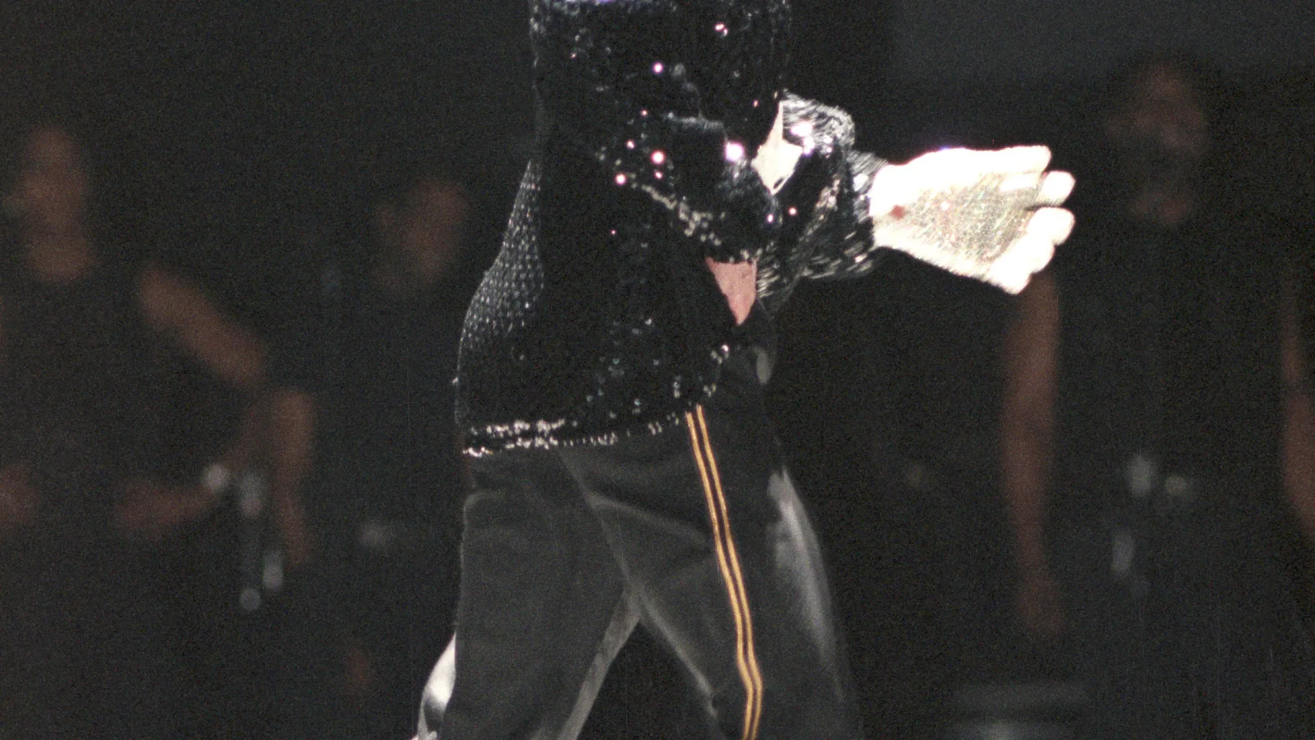 
                    Michael Jackson aprendeu moonwalk com criança de 8 anos
                