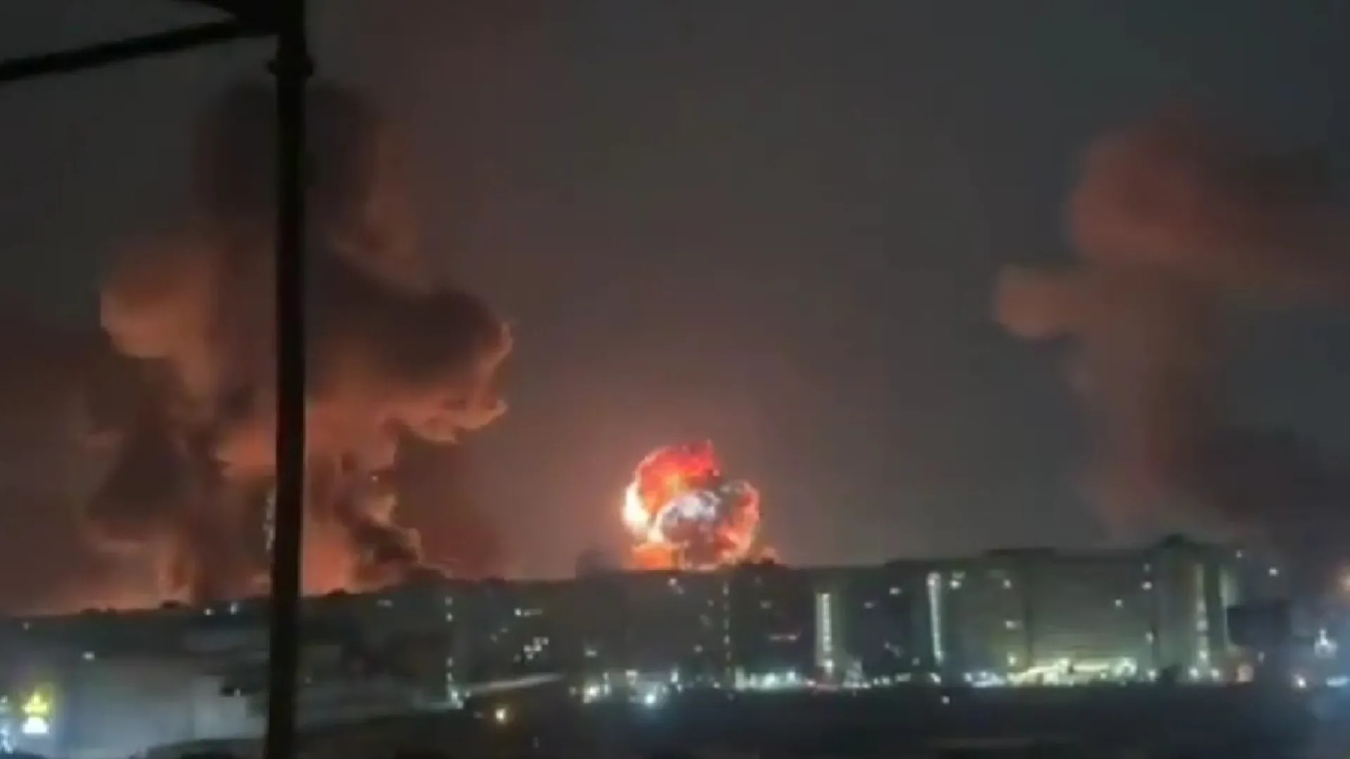 Incêndio no aeroporto de Mehrabad em Teerão após ataques israelitas