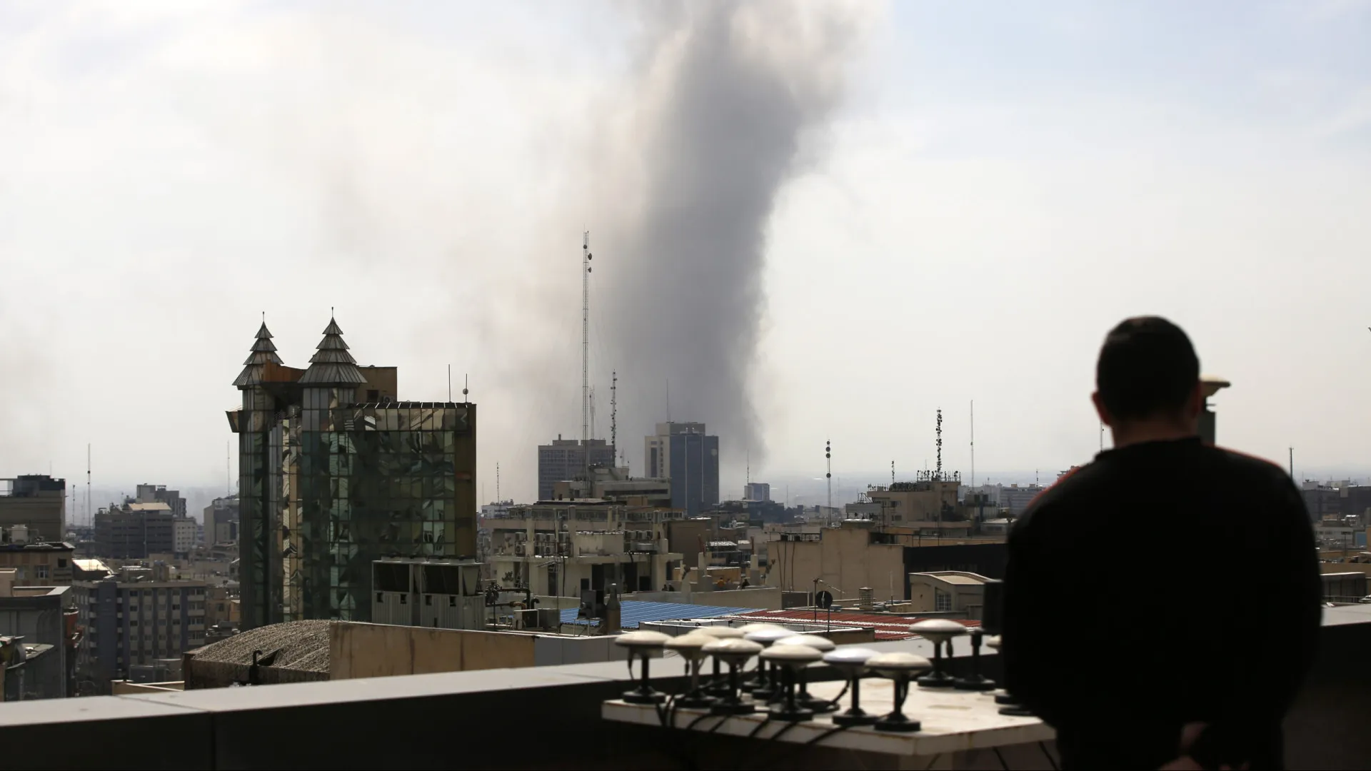 
                    Irão: NATO ajusta missão no Iraque para garantir segurança do pessoal
                