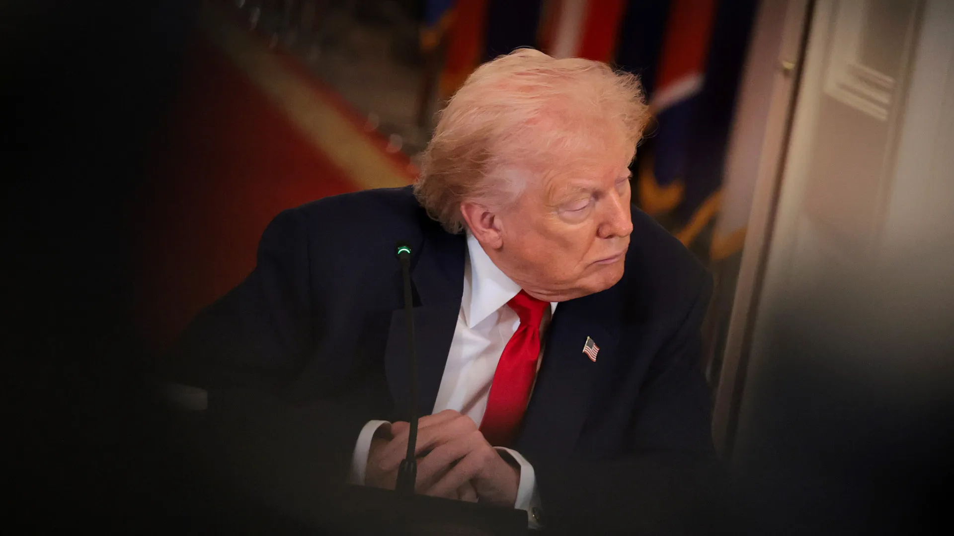 
                    EUA ameaçam destruir ilha petrolífera iraniana se Ormuz não reabrir
                