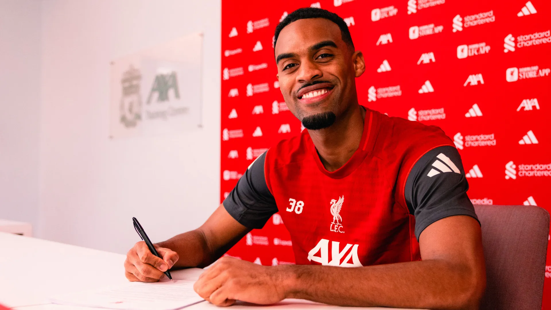 Oficial: Ryan Gravenberch renova pelo Liverpool por longa duração