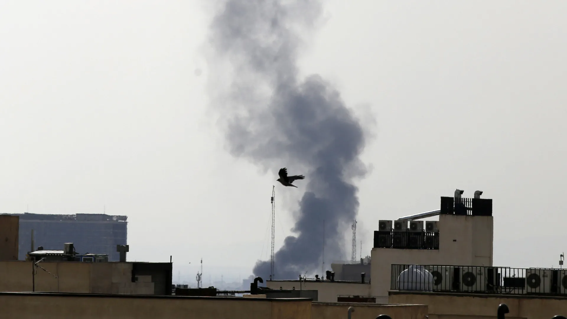 
                    Israel diz ter atacado centro de comando e defesa aérea do Irão
                