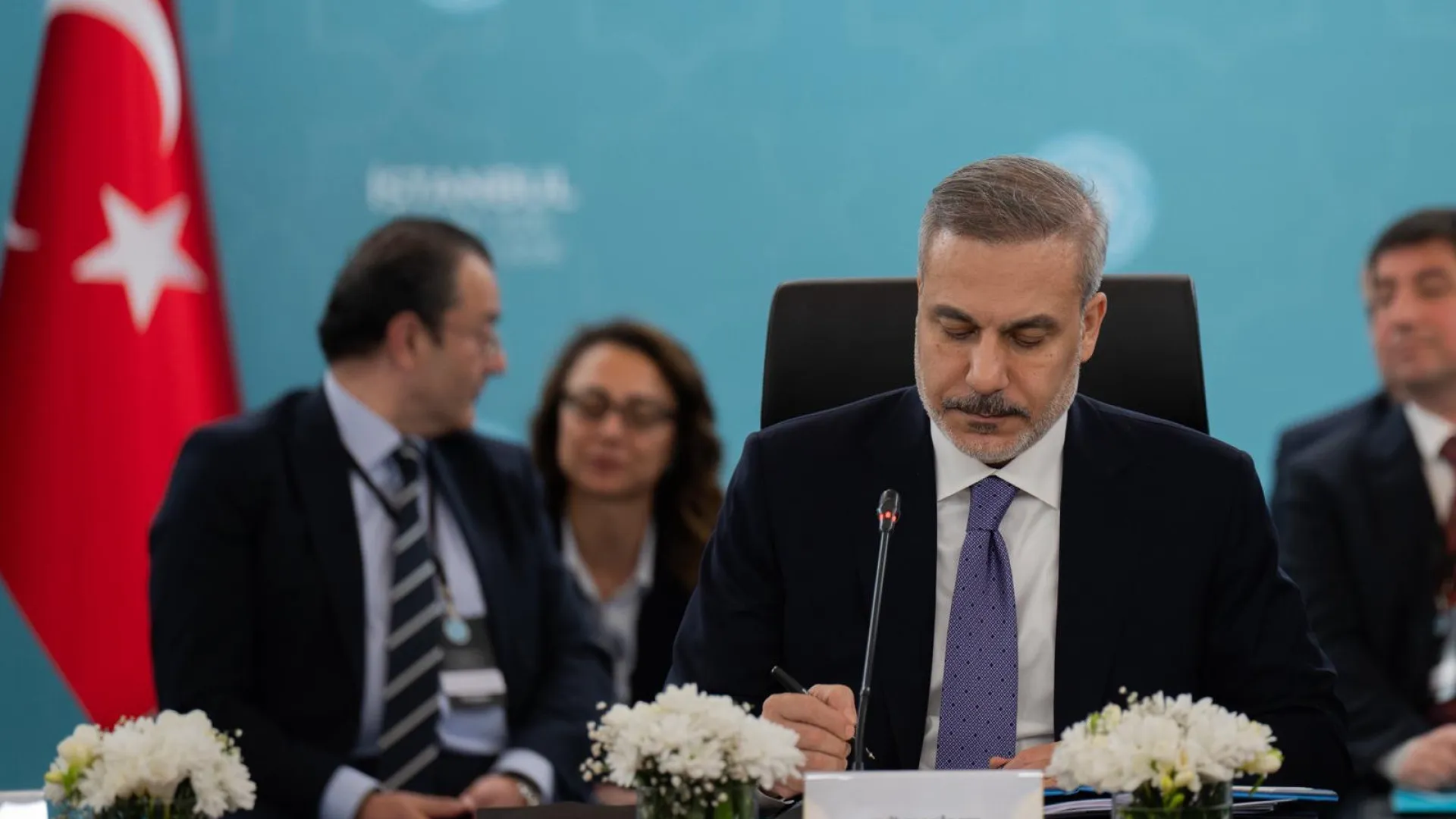 
                    Turquia diz que guerra civil no Irão seria 