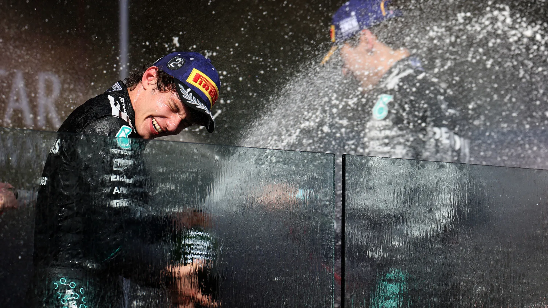 
                    Muitos abraços... e banho. Foi assim a festa de Russell na Austrália
                