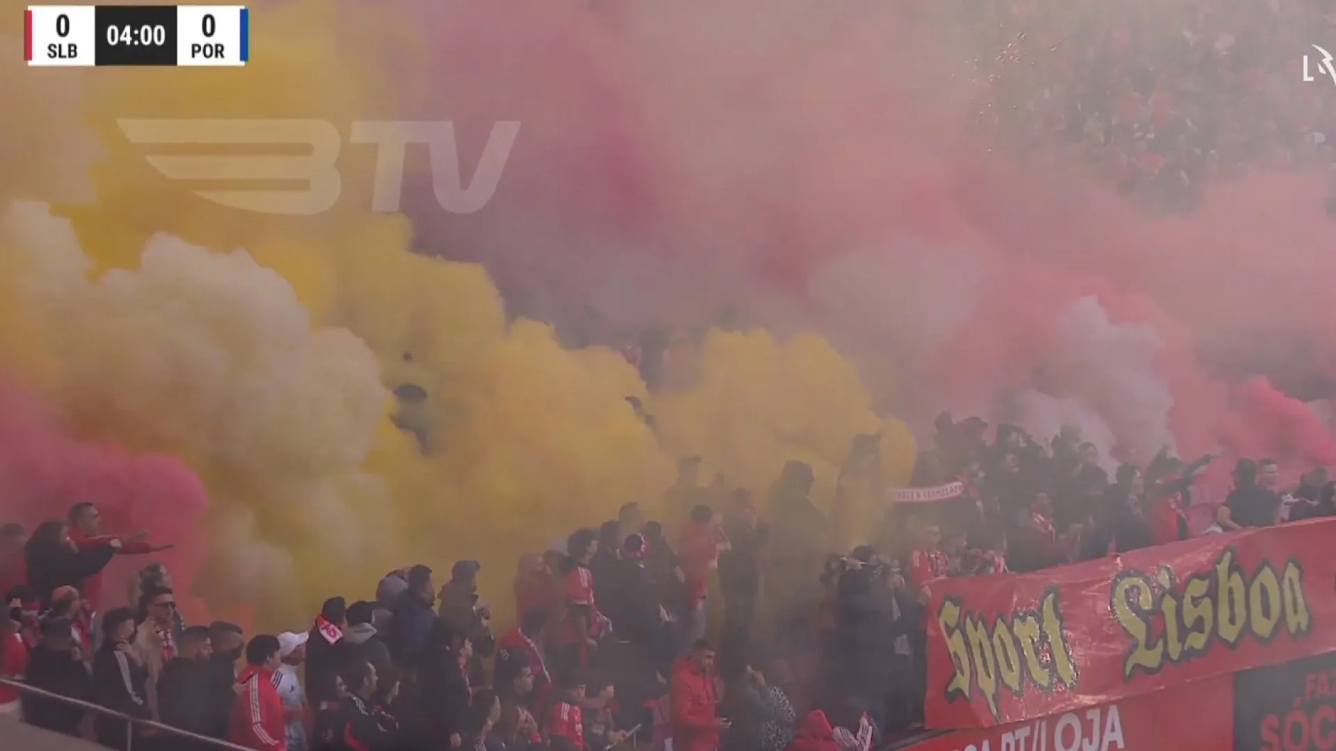 Clássico entre Benfica e FC Porto esteve interrompido por causa disto