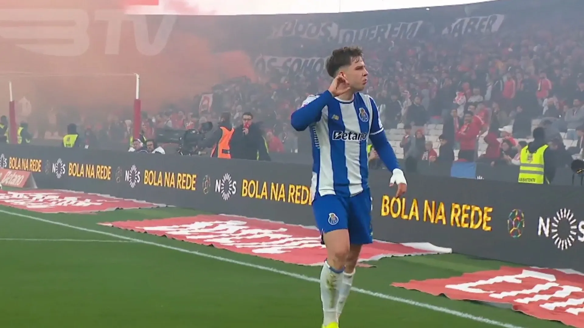 Hino ao futebol. Pietuszewski engana Otamendi e FC Porto amplia vantagem