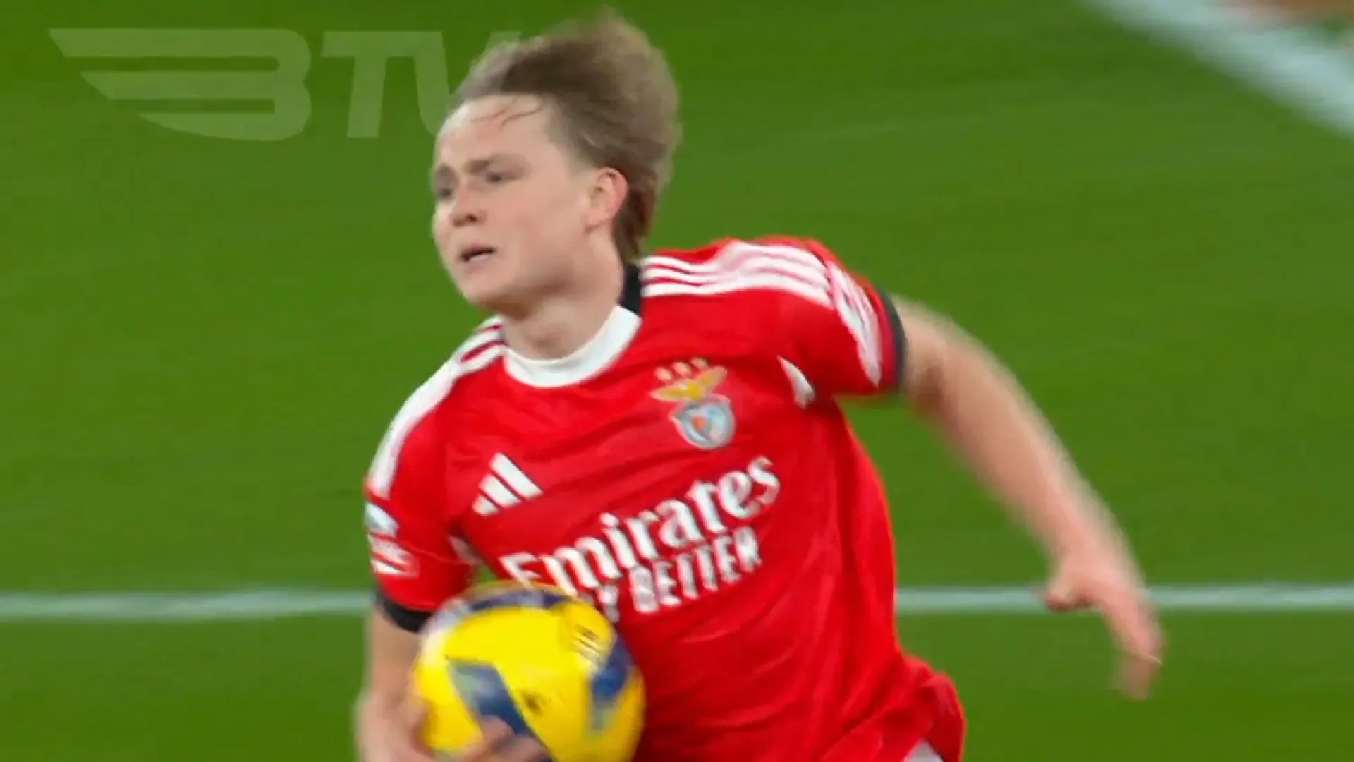 Schjelderup aproveitou as sobras de Lukebakio e Benfica marcou assim