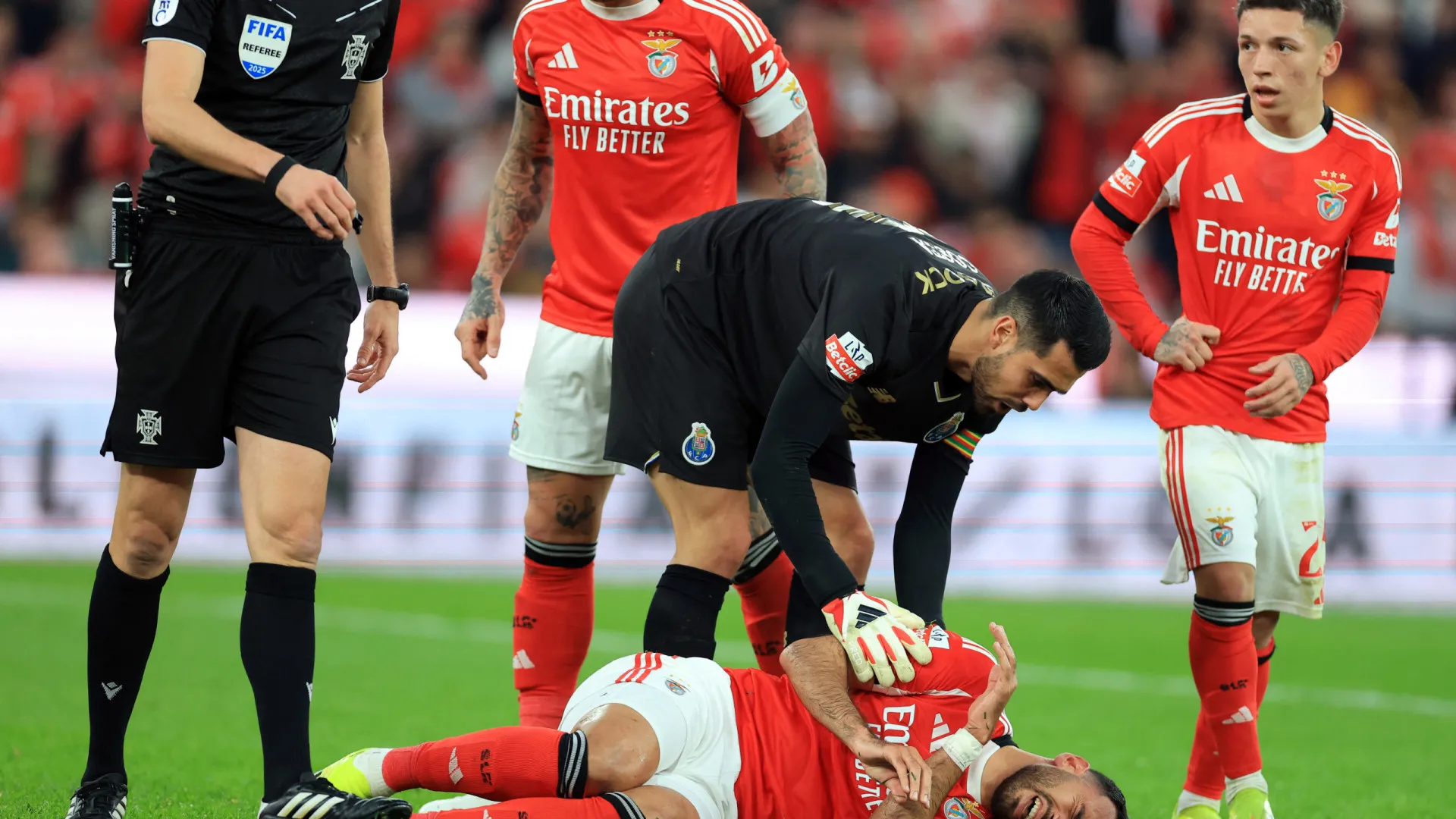 
                    Expulsão perdoada e penálti por marcar? As polémicas do Benfica-FC Porto
                