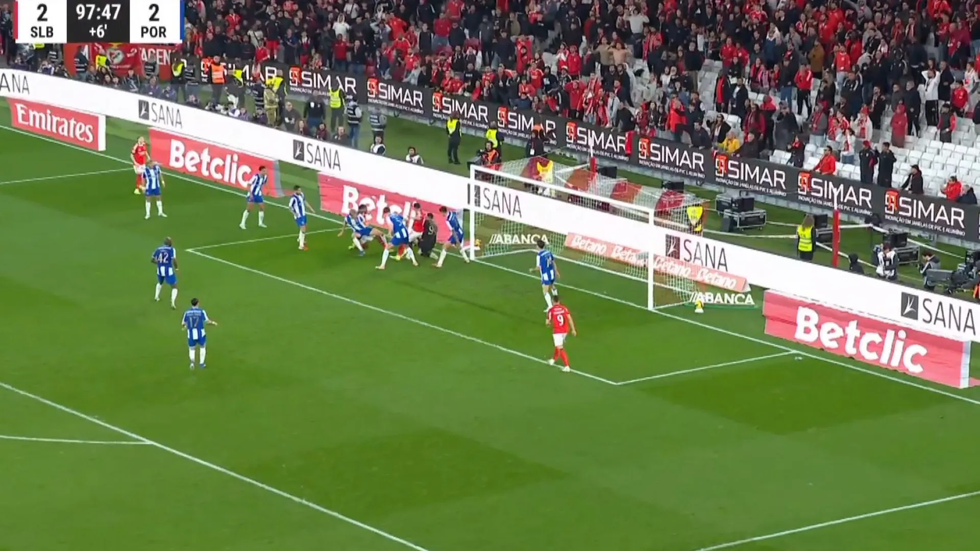 Decisão acertada? Diogo Costa chocou com Pavlidis e árbitro mandou seguir