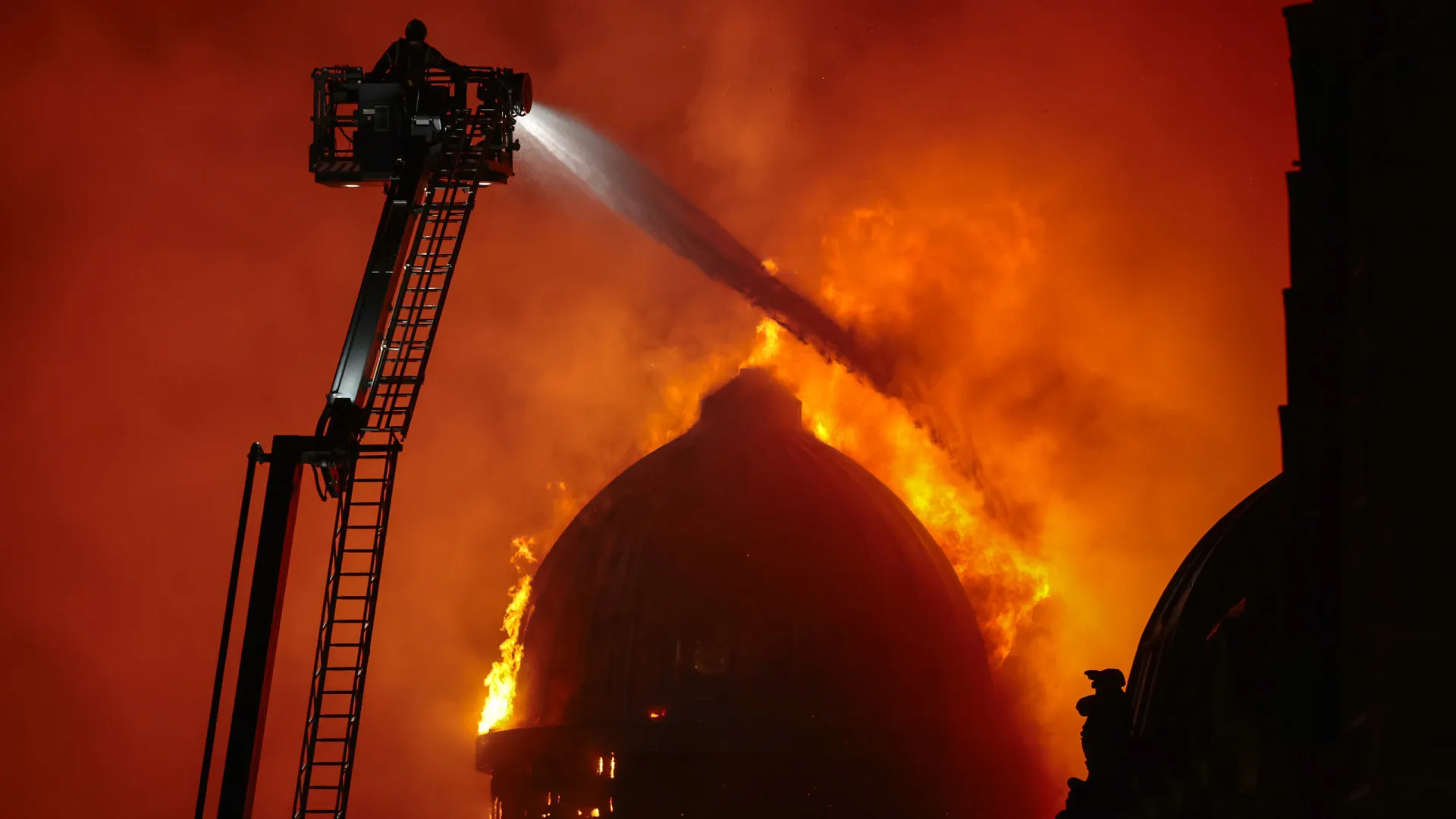 
                    Incêndio obriga ao encerramento da maior estação de comboios da Escócia
                