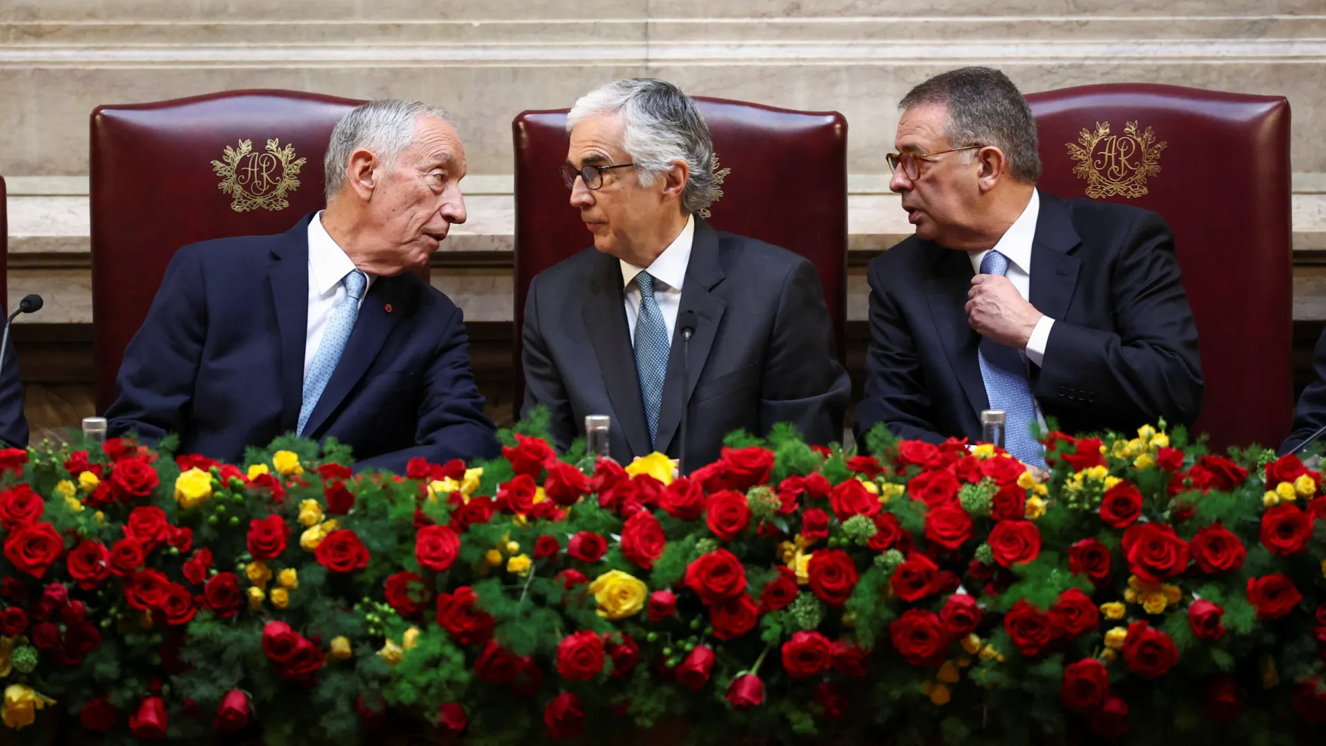 Cerca de 580 convidados e rosas vermelhas e amarelas na posse de Seguro