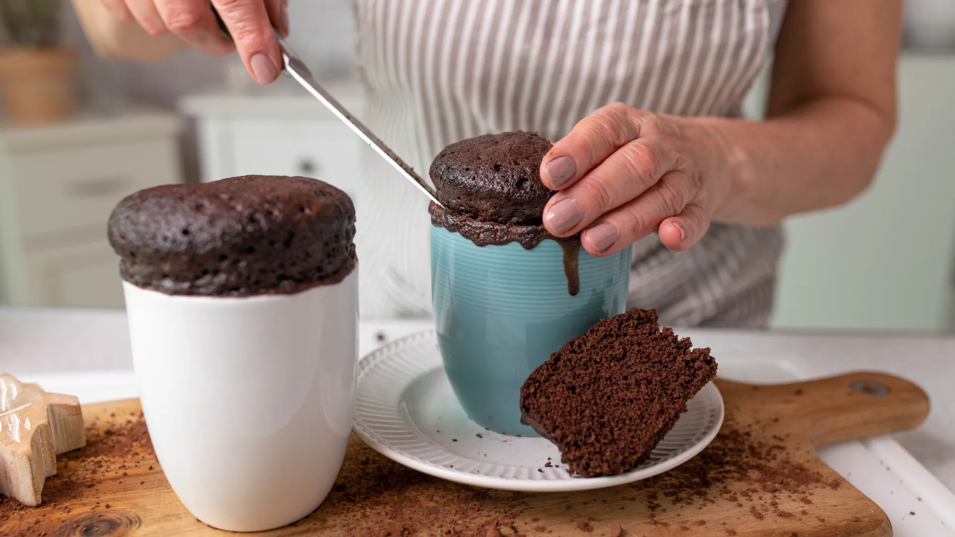 
                    Tem 1 minuto? Faça estes irresistíveis bolos de caneca no micro-ondas
                