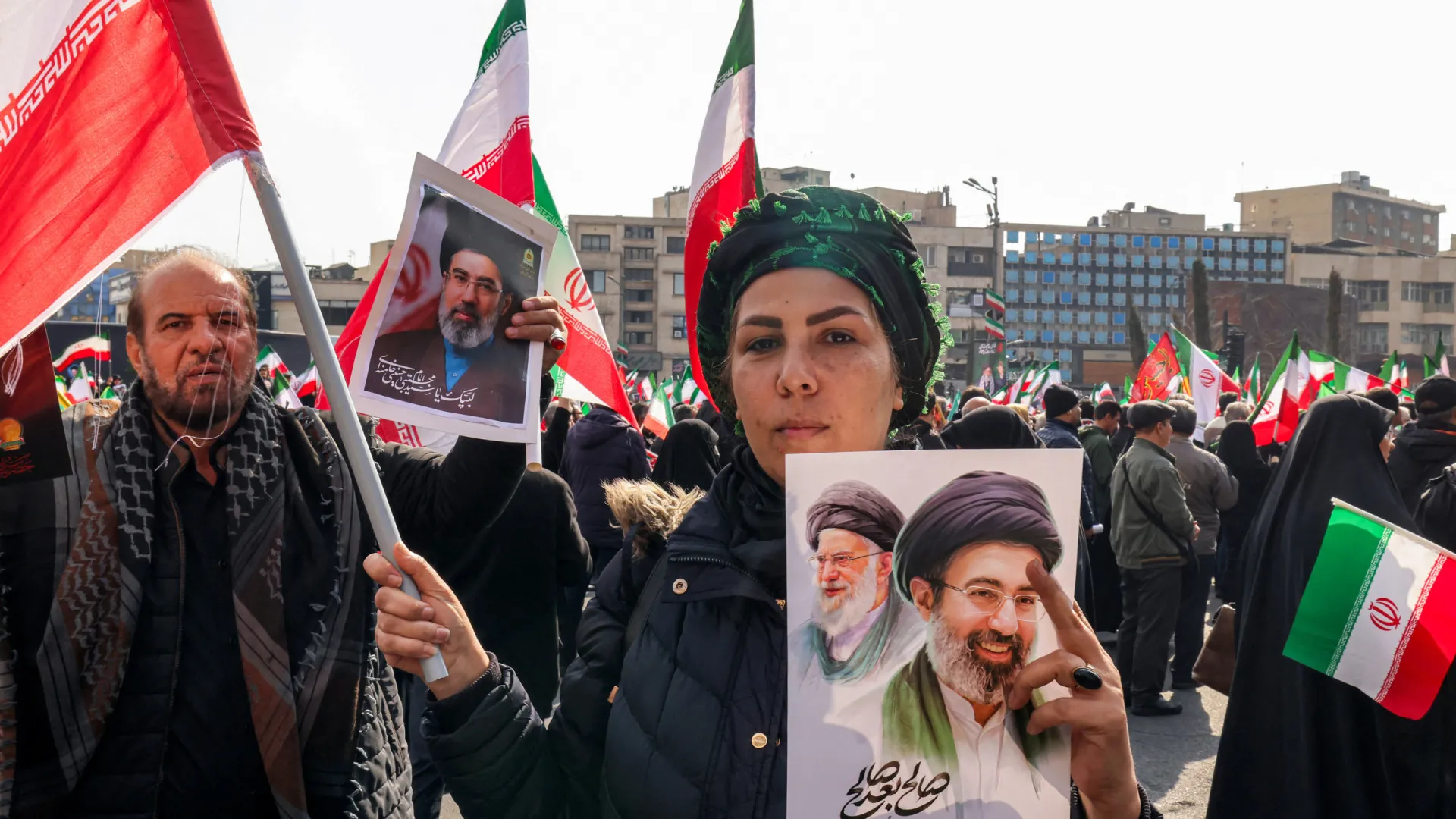 
                    Iranianos saíram à rua para apoiar Mojtaba Khamenei, o novo líder supremo
                