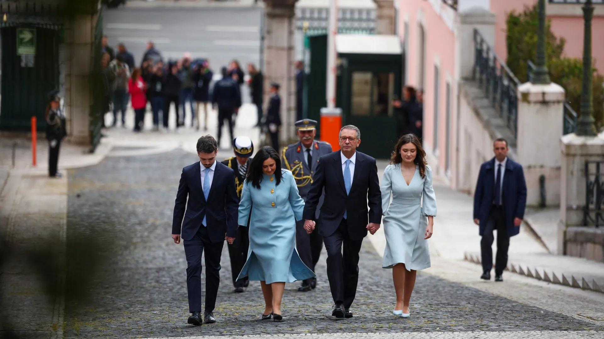 
                    Seguro chega ao Palácio de Belém de mãos dados com a mulher e os filhos
                