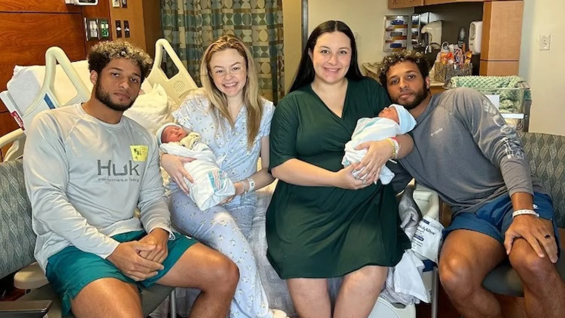 
                    Gémeos tornam-se pais no mesmo dia: 