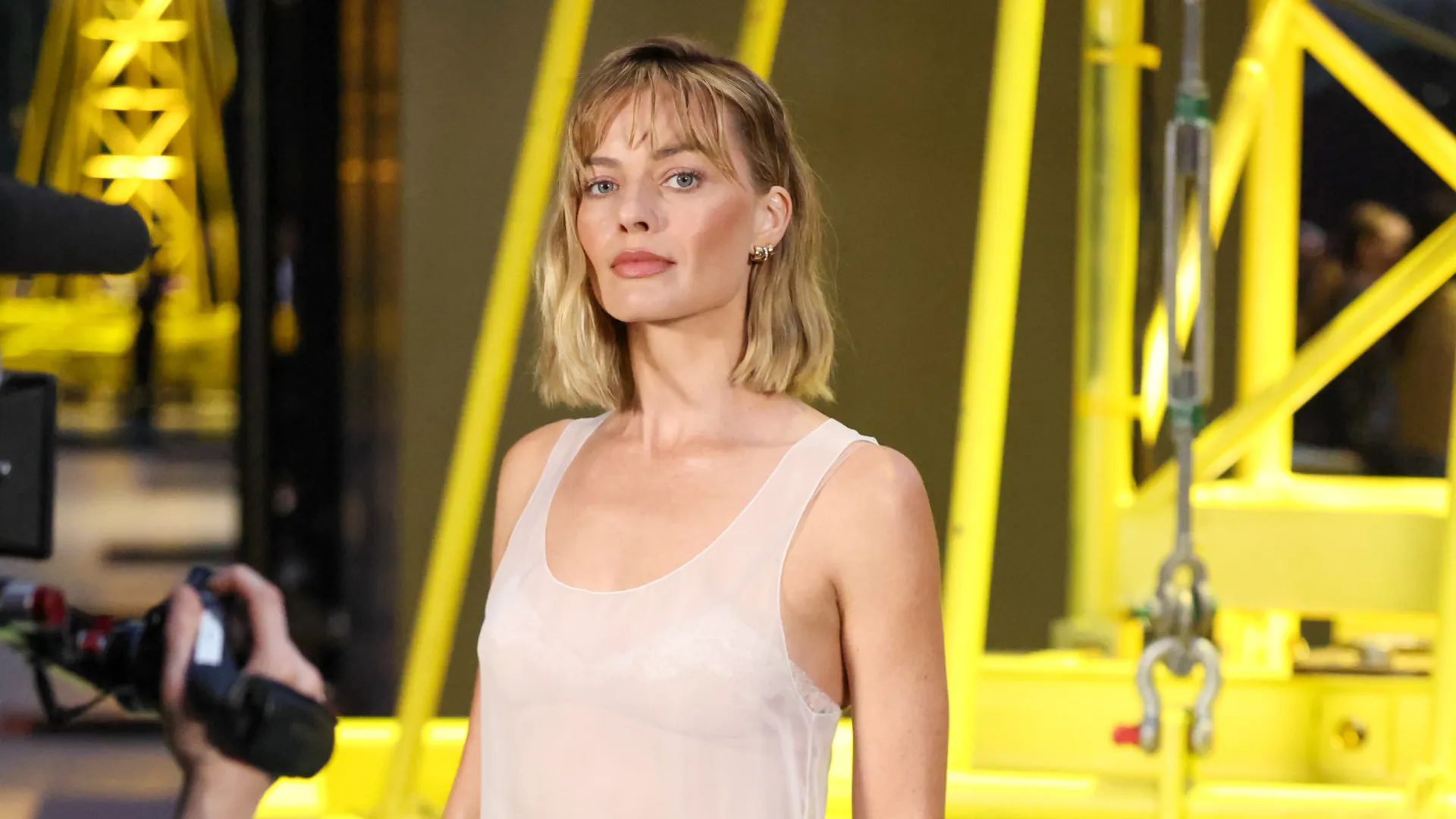 Margot Robbie com novo look. Cabelo curto, franja… Transformação ousada