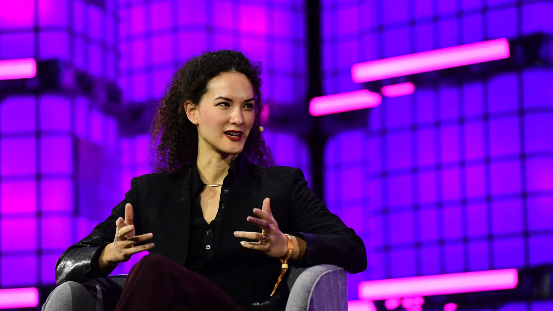 
                    CEO da Bluesky abandona liderança, mas não sairá da empresa
                