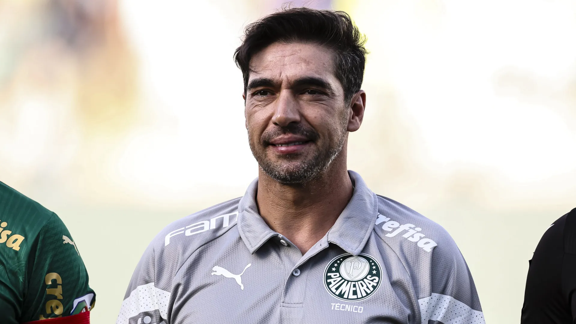 
                    Abel agradece 'prenda' da presidente do Palmeiras: 