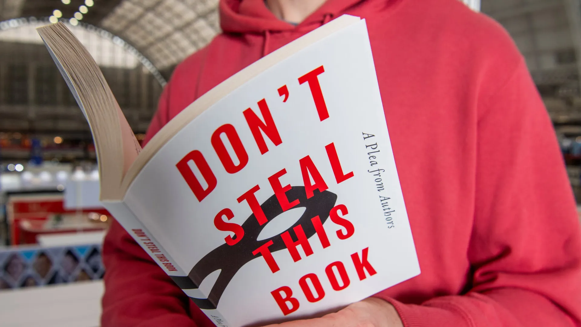 Escritores publicam livro "vazio" contra uso das suas obras em IA