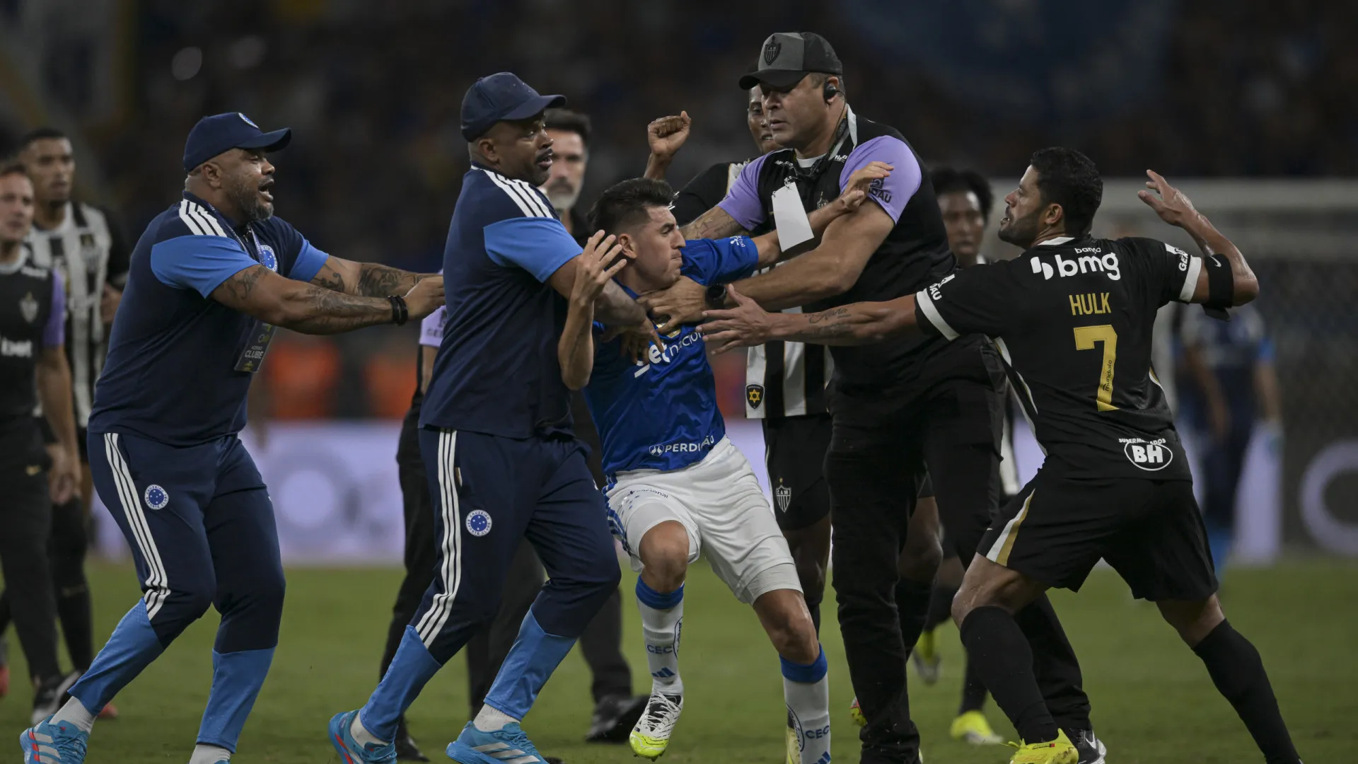 João Gabriel ataca Benfica com Hulk: "Pena não ter um canal história"