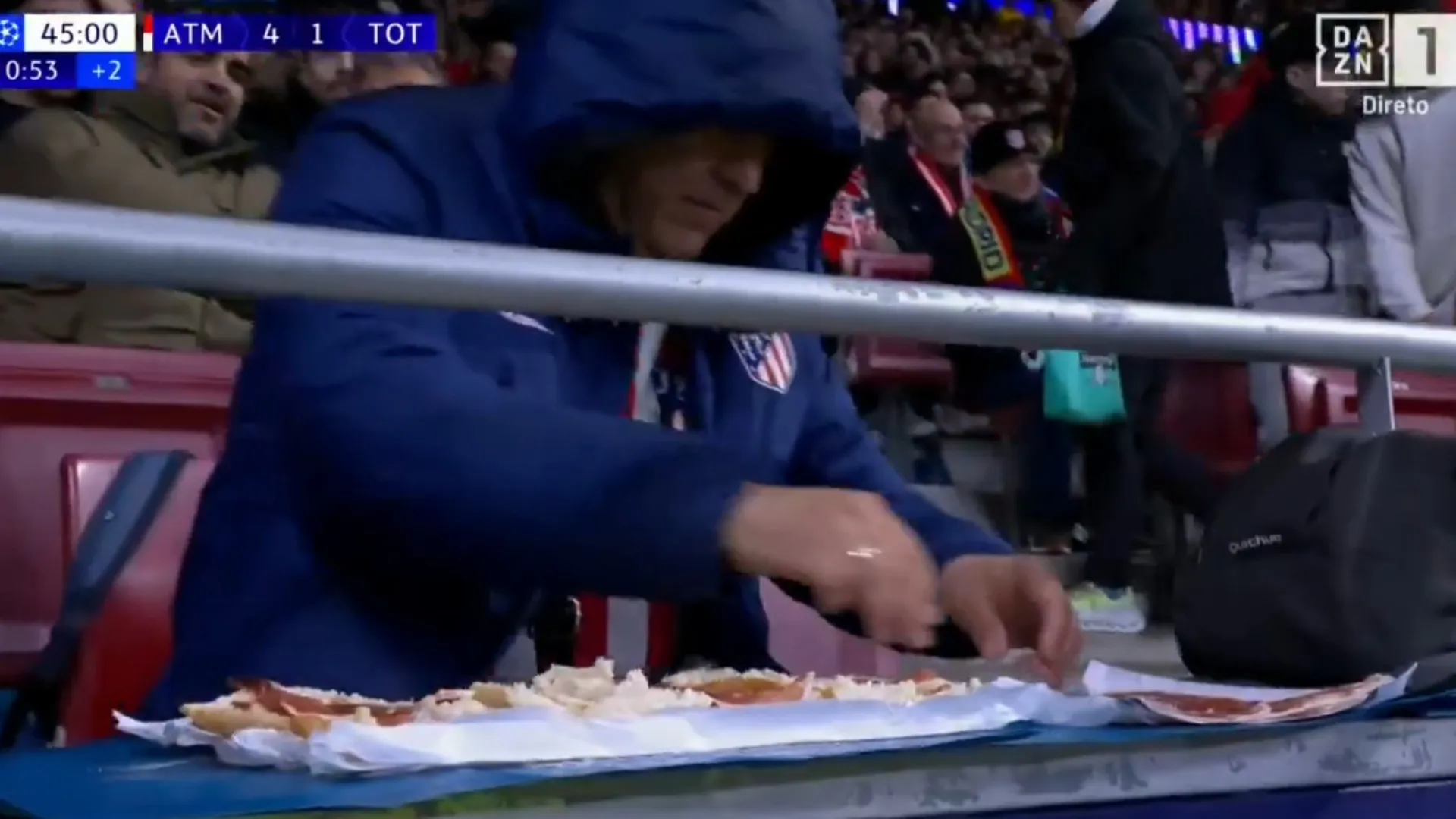 Deu para tudo. Atlético a golear e adepto apanhado a preparar... sandes