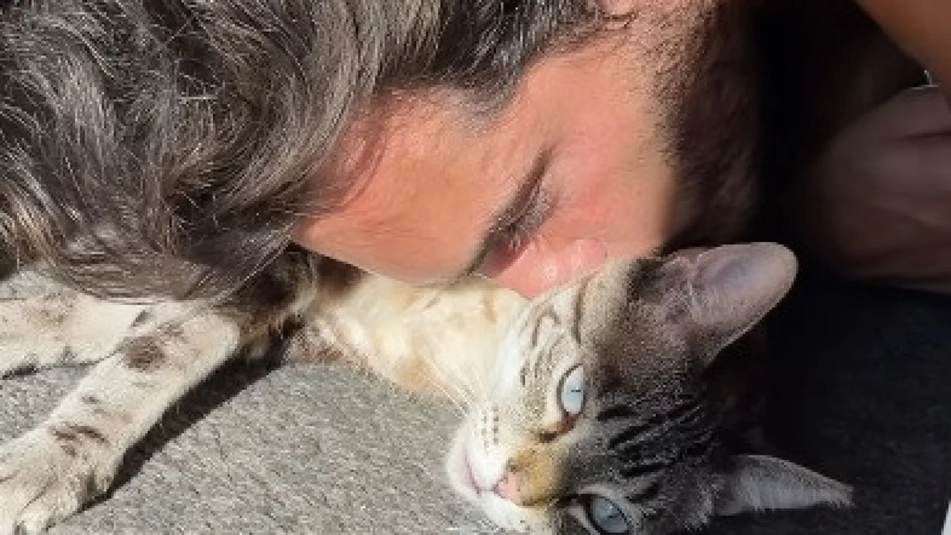 
                    Modelo Tiago Carreira de luto. 