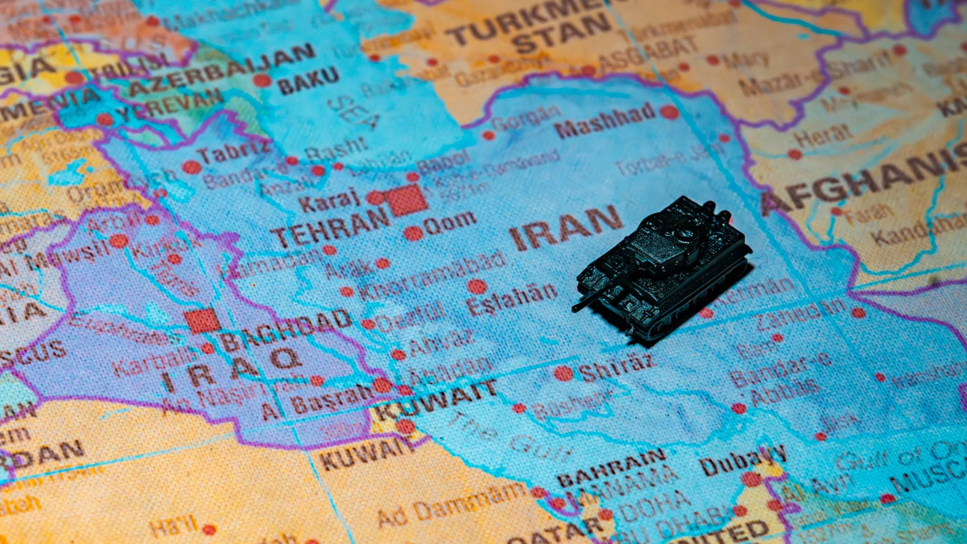 
                    Petróleo, bolsas, bancos: O impacto económico da guerra no Médio Oriente
                