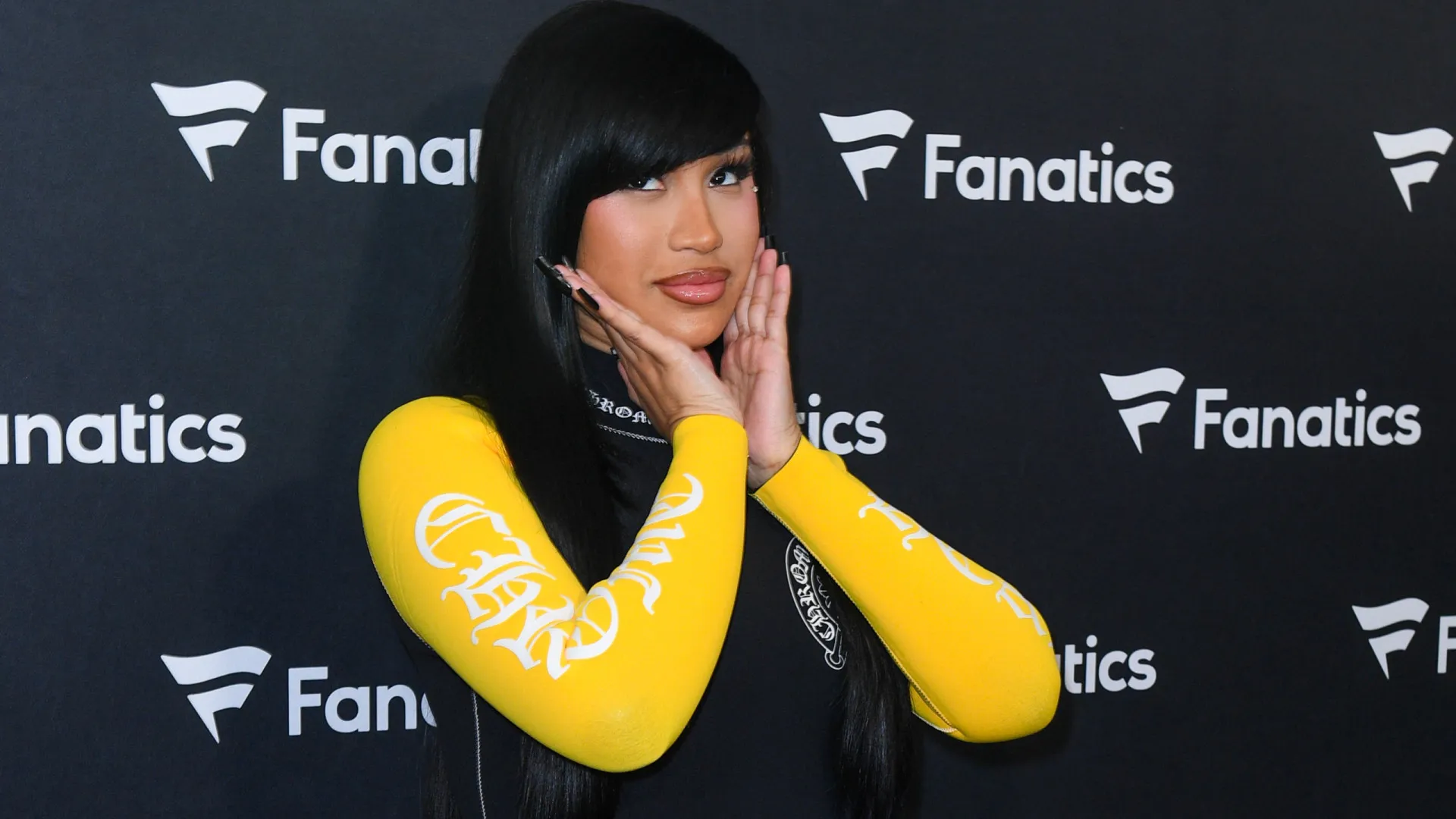 
                    Cardi B pede desculpa após atirar com água para cima de fã em concerto
                