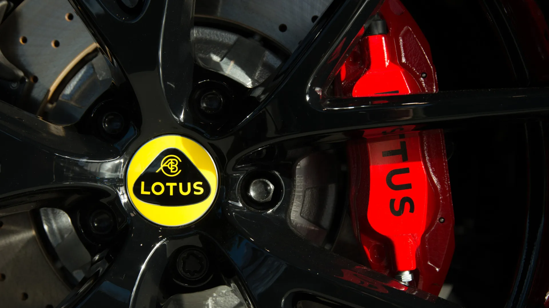 
                    Canadá abre-se a carros elétricos chineses. Lotus e BYD interessadas
                