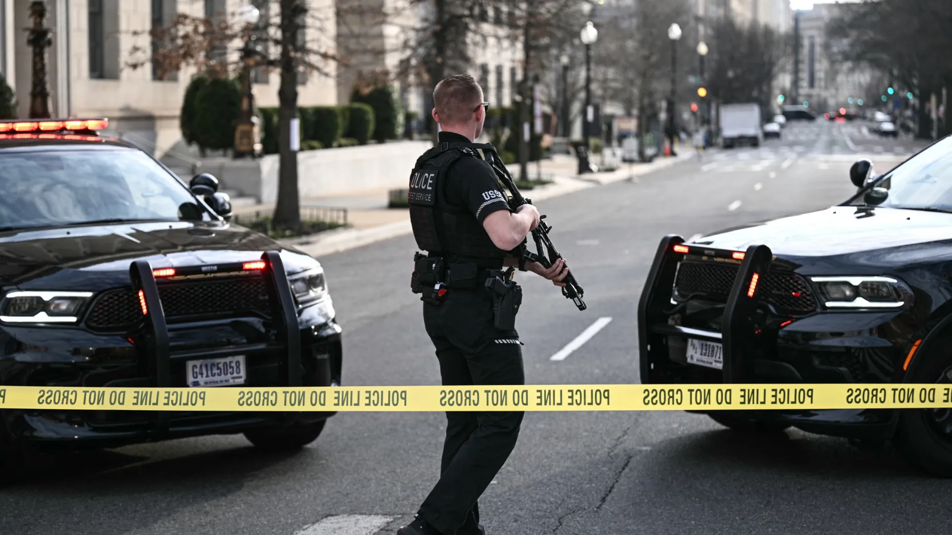 
                    Veículo força barreiras de segurança da Casa Branca em Washington
                