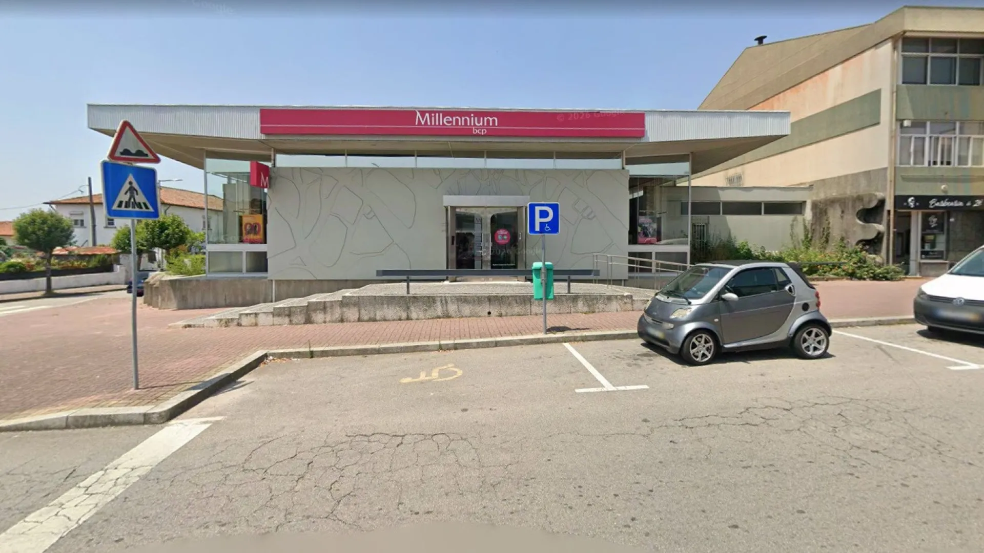 
                    Ameaça de bomba obriga a evacuar banco em Santa Maria de Lamas, na Feira
                