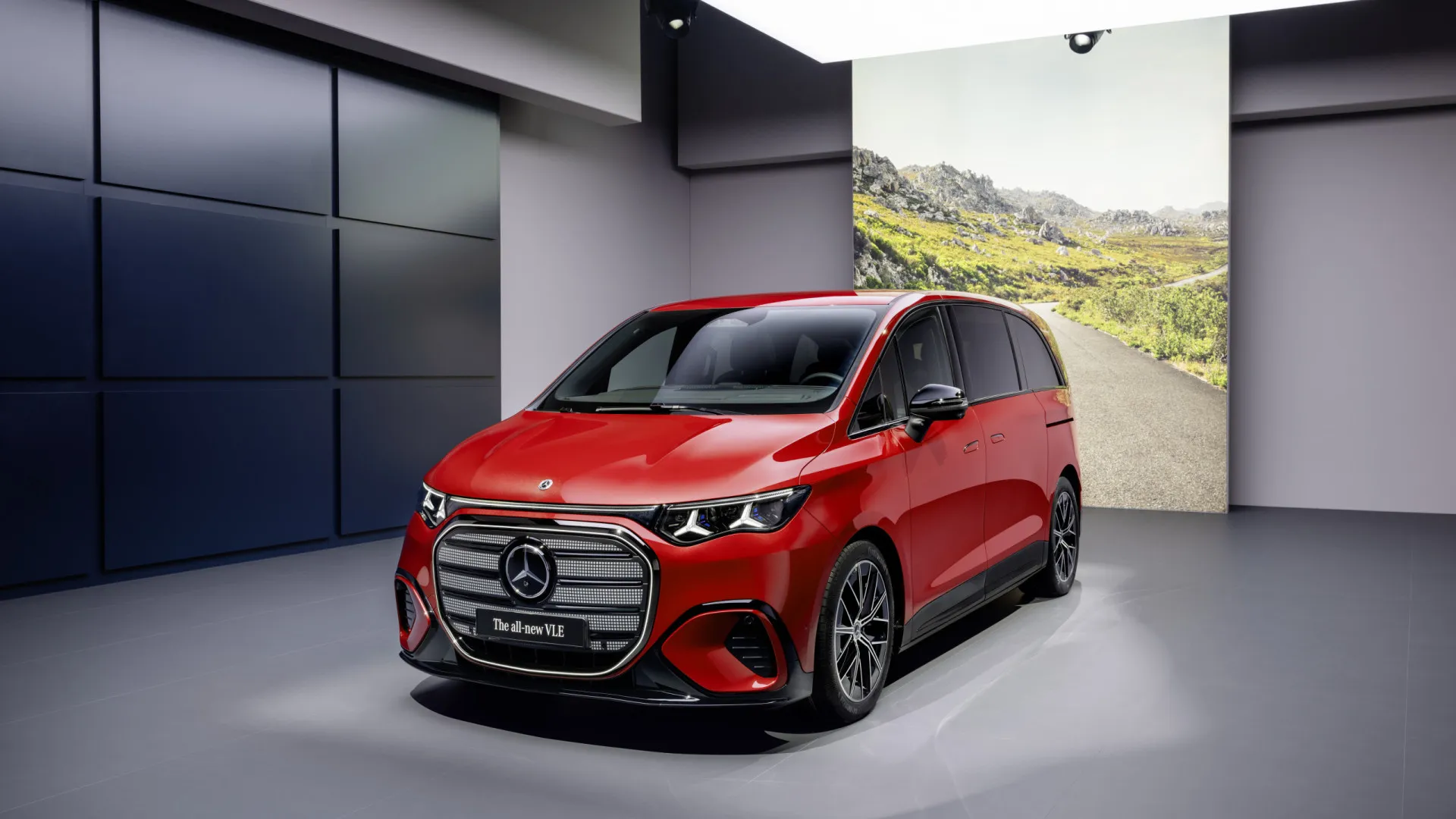 
                    Mercedes-Benz apresenta monovolume elétrico de luxo
                